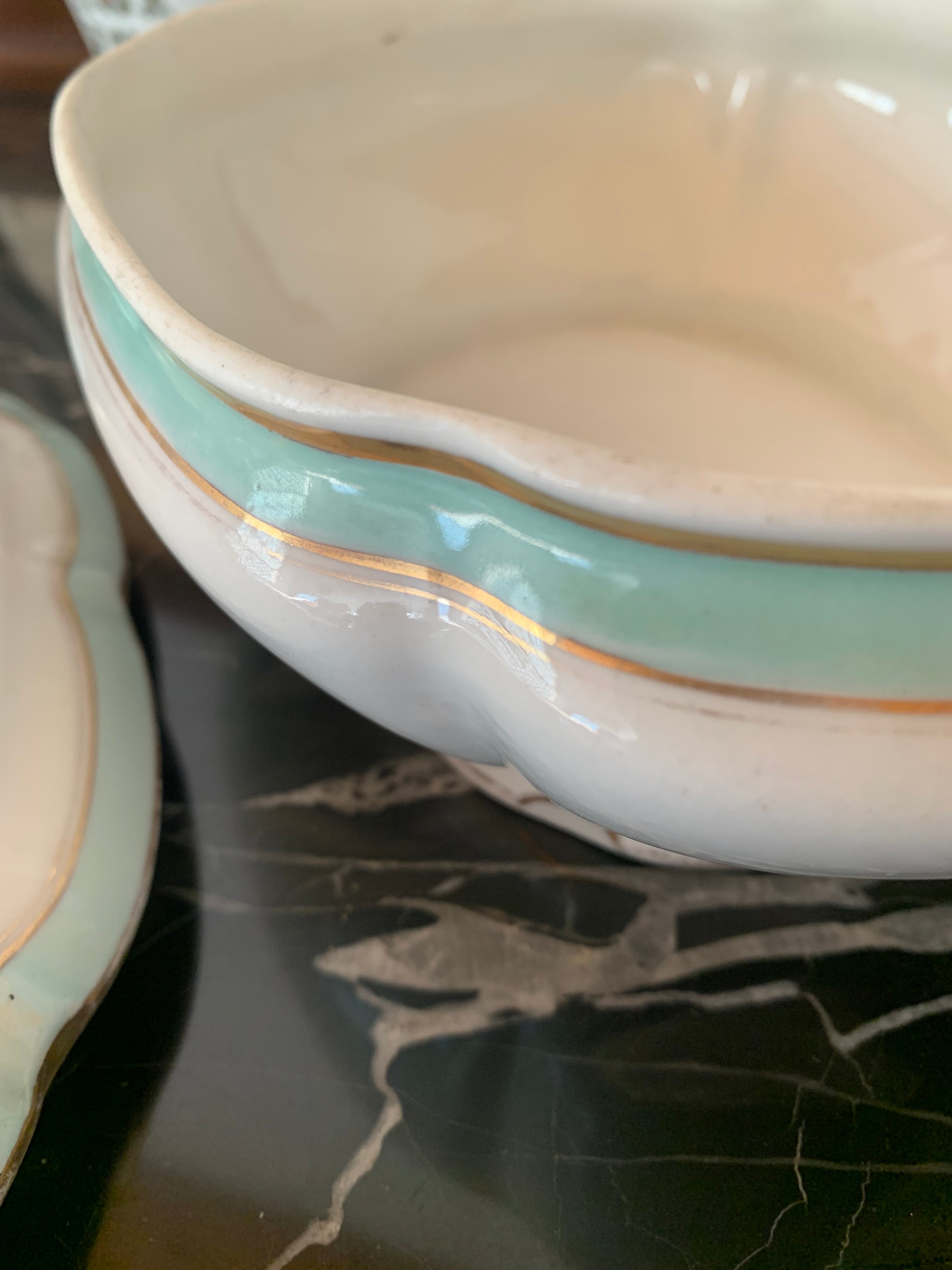 Linda sopeira em porcelana detalhes verde água