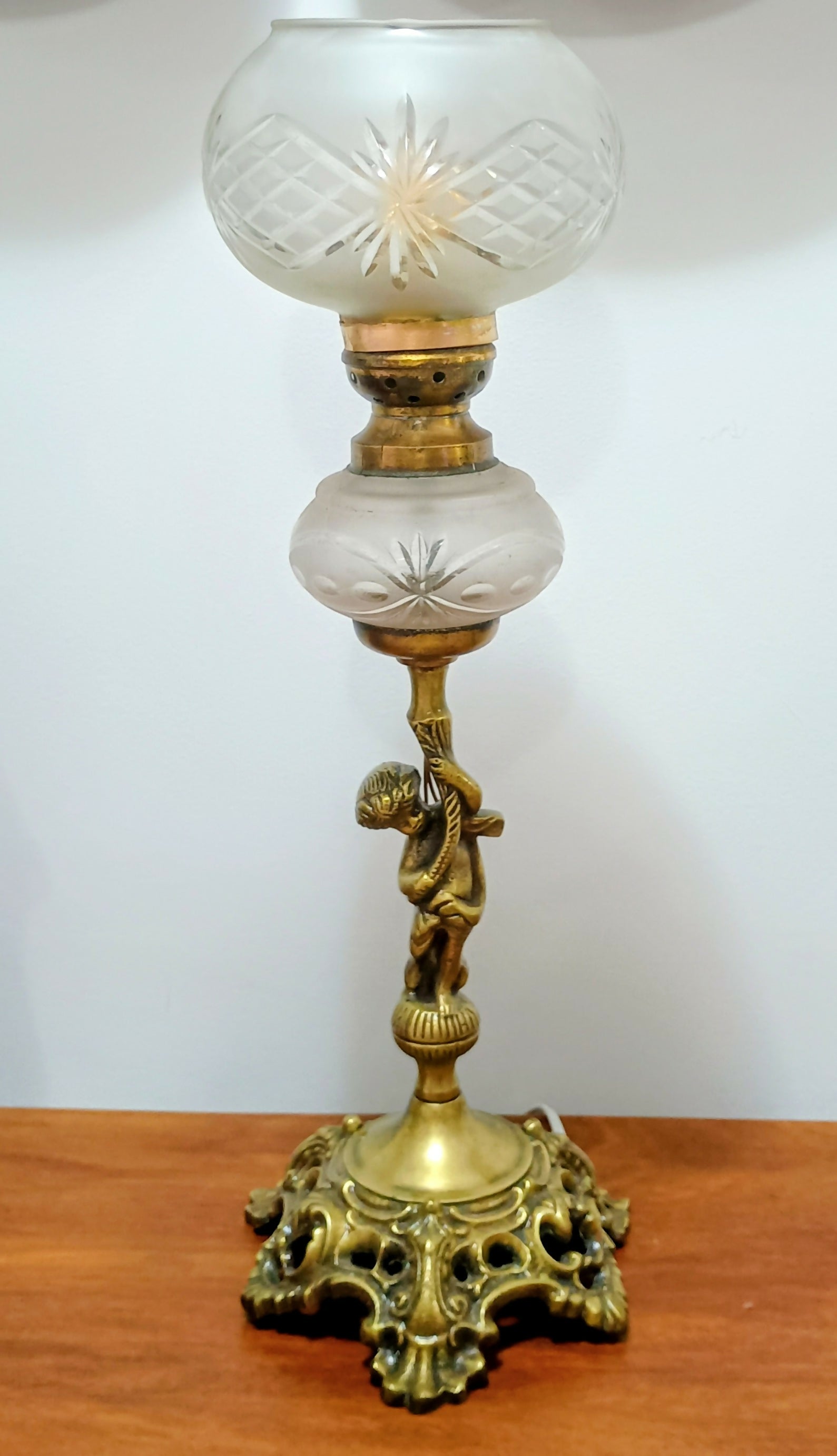 Abajur Antigo Escultural com Querubim – Bronze/Latão e Vidro Lapidado – 50 cm