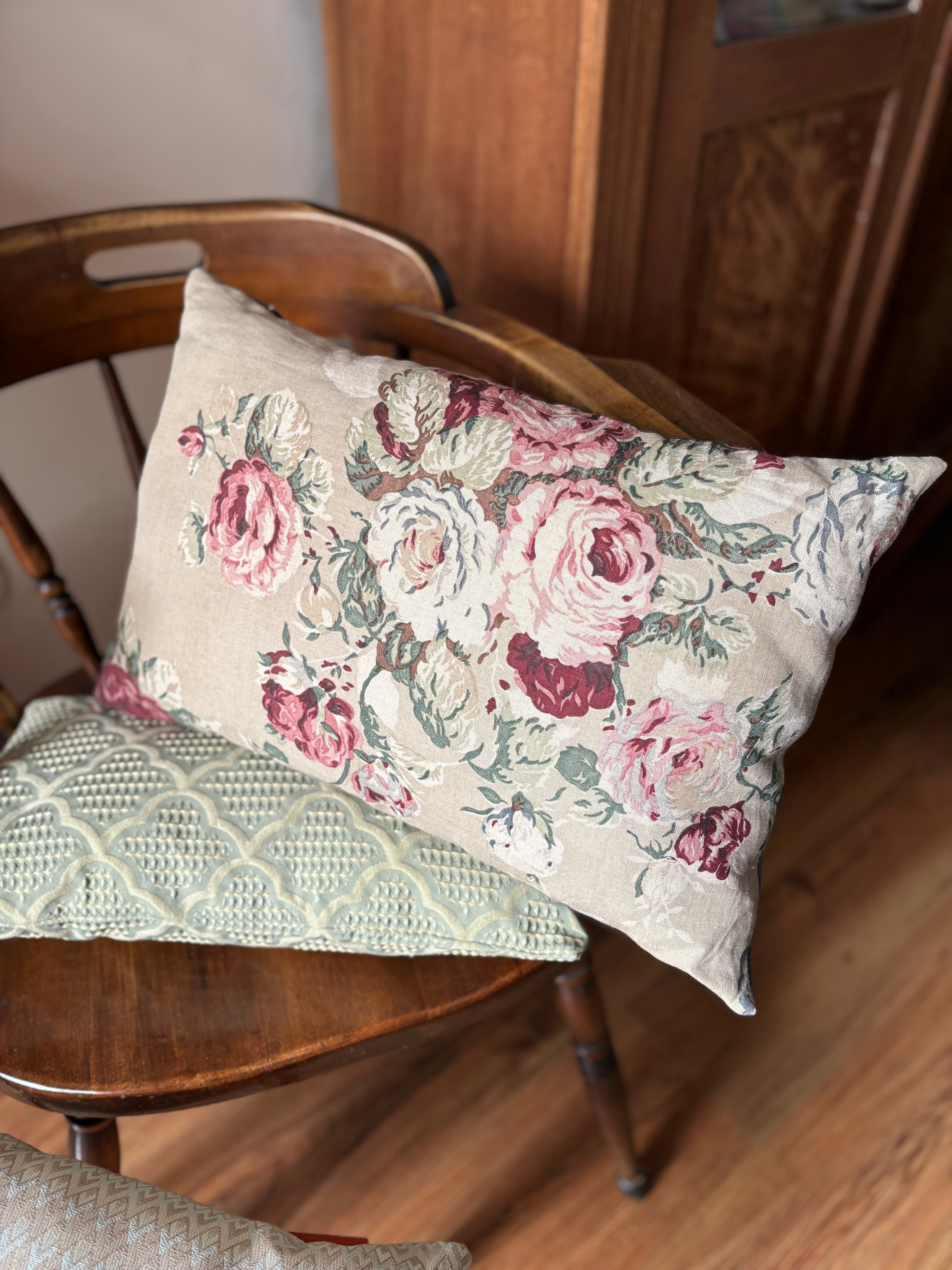 Almofada retangular de linho estampado de flores