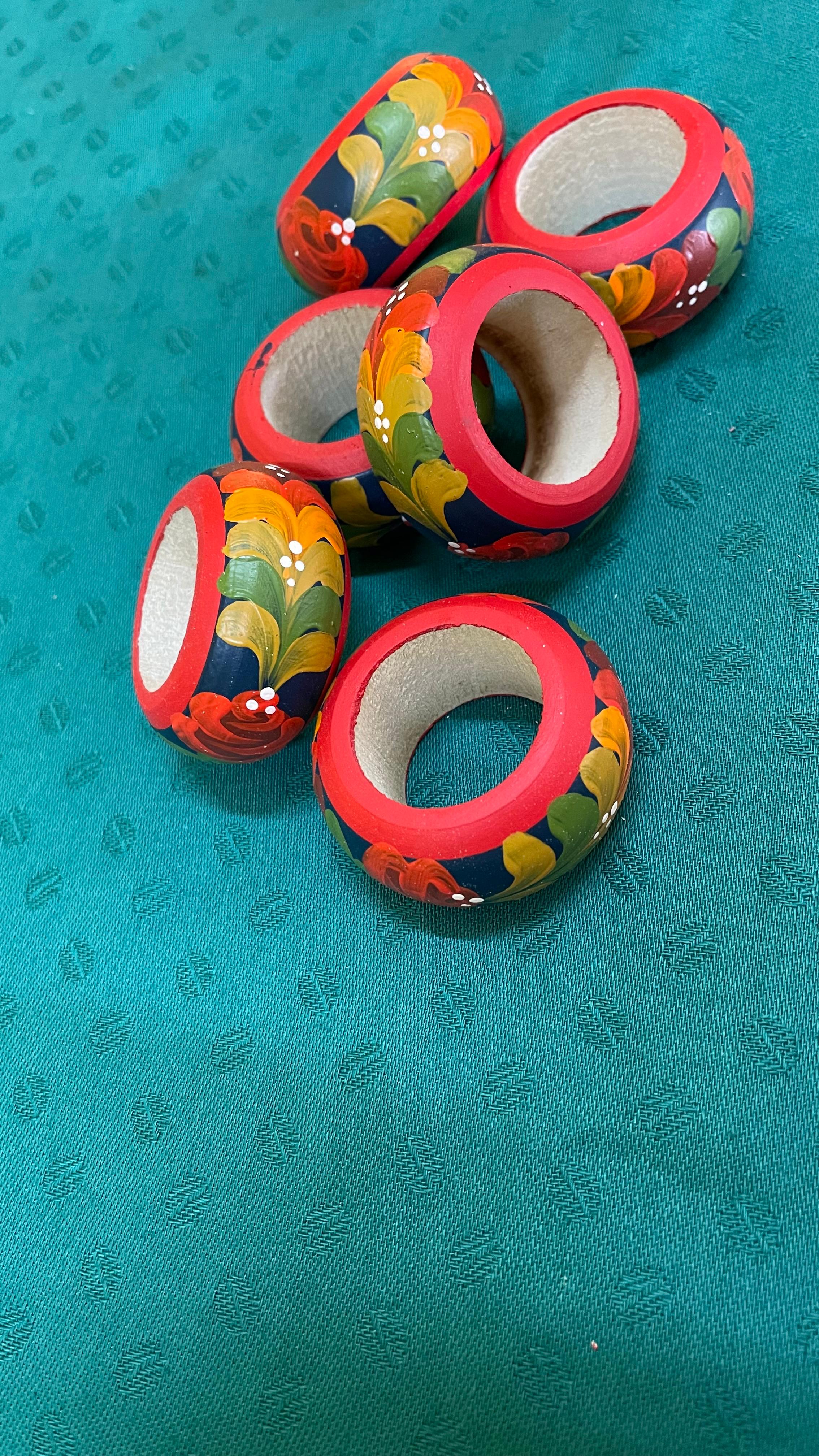 Porta guardanapos anelados em madeira pintado à mão. com motivo de folhagem colorido 