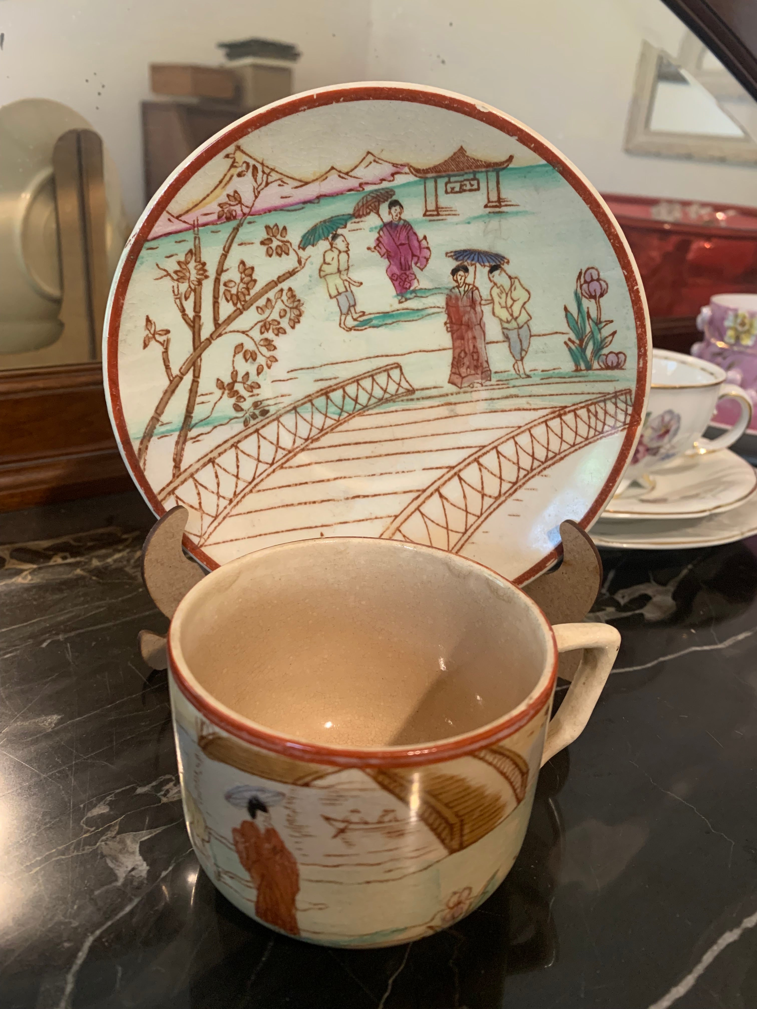 Lindíssima e muito antiga xícara de chá de porcelana com pintura a mão com tema oriental