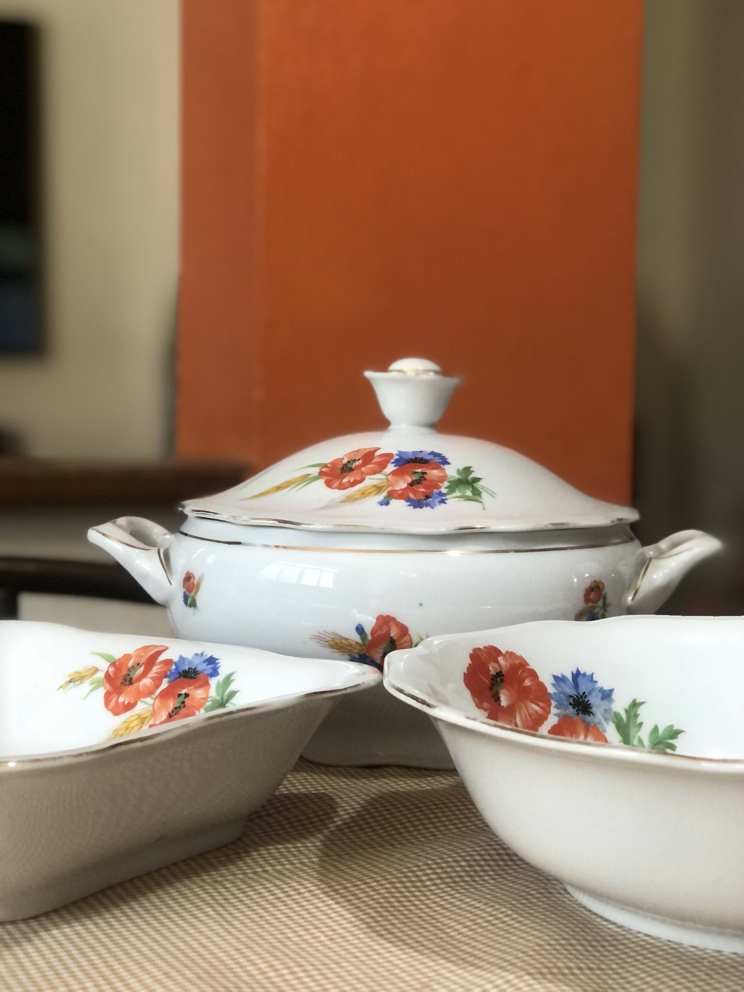 Mesa posta com preciosas peças em porcelana alemã