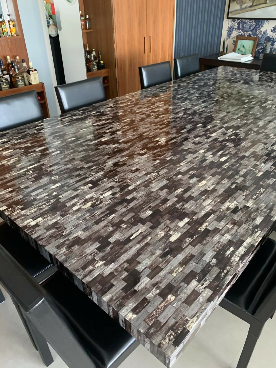 Mesa de jantar com pastilha de chifre preto com 6 cadeiras em couro