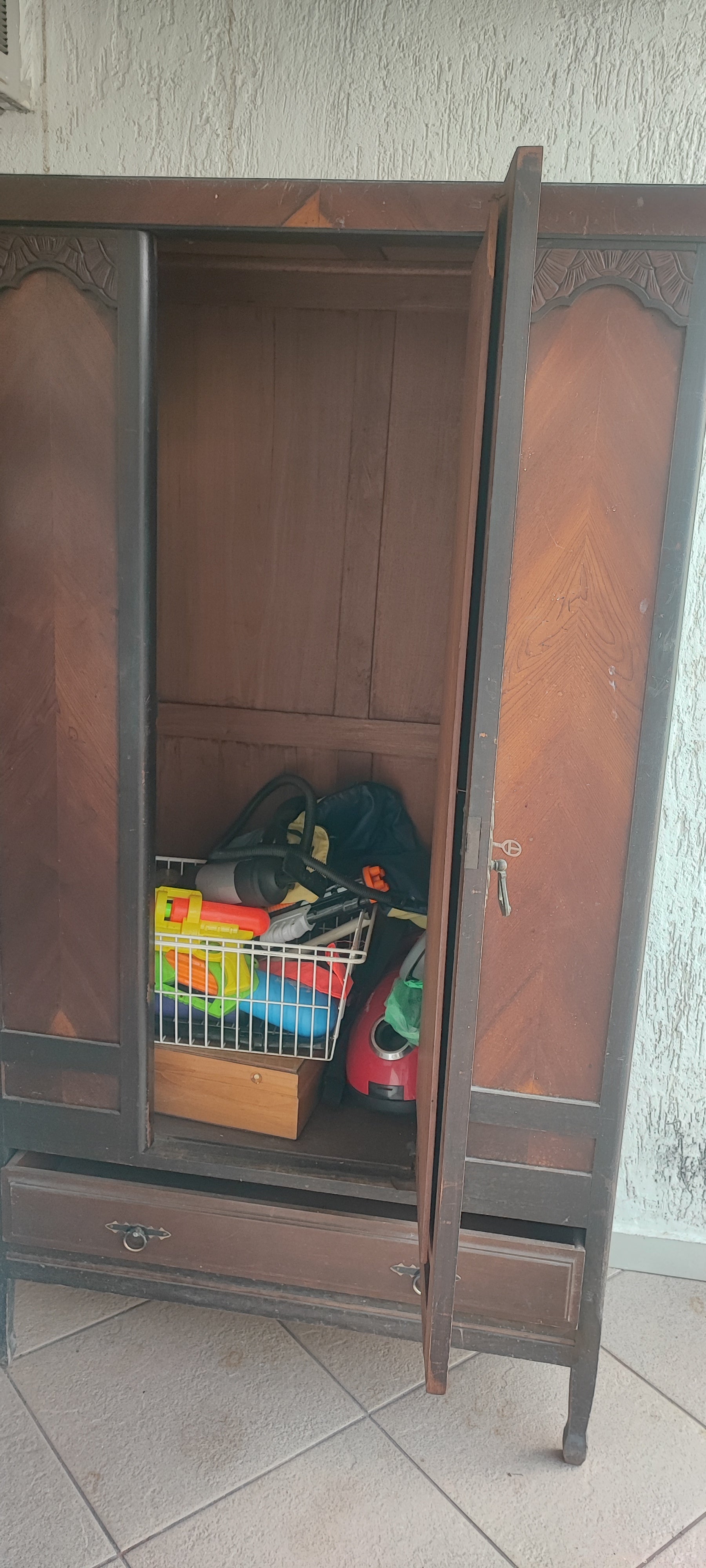 Guarda roupas antigo com espelho e 3 portas 