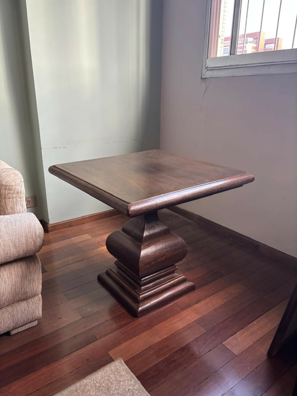 Par de Mesinhas Laterais Quadradas em madeira Imbuia e pés torneados