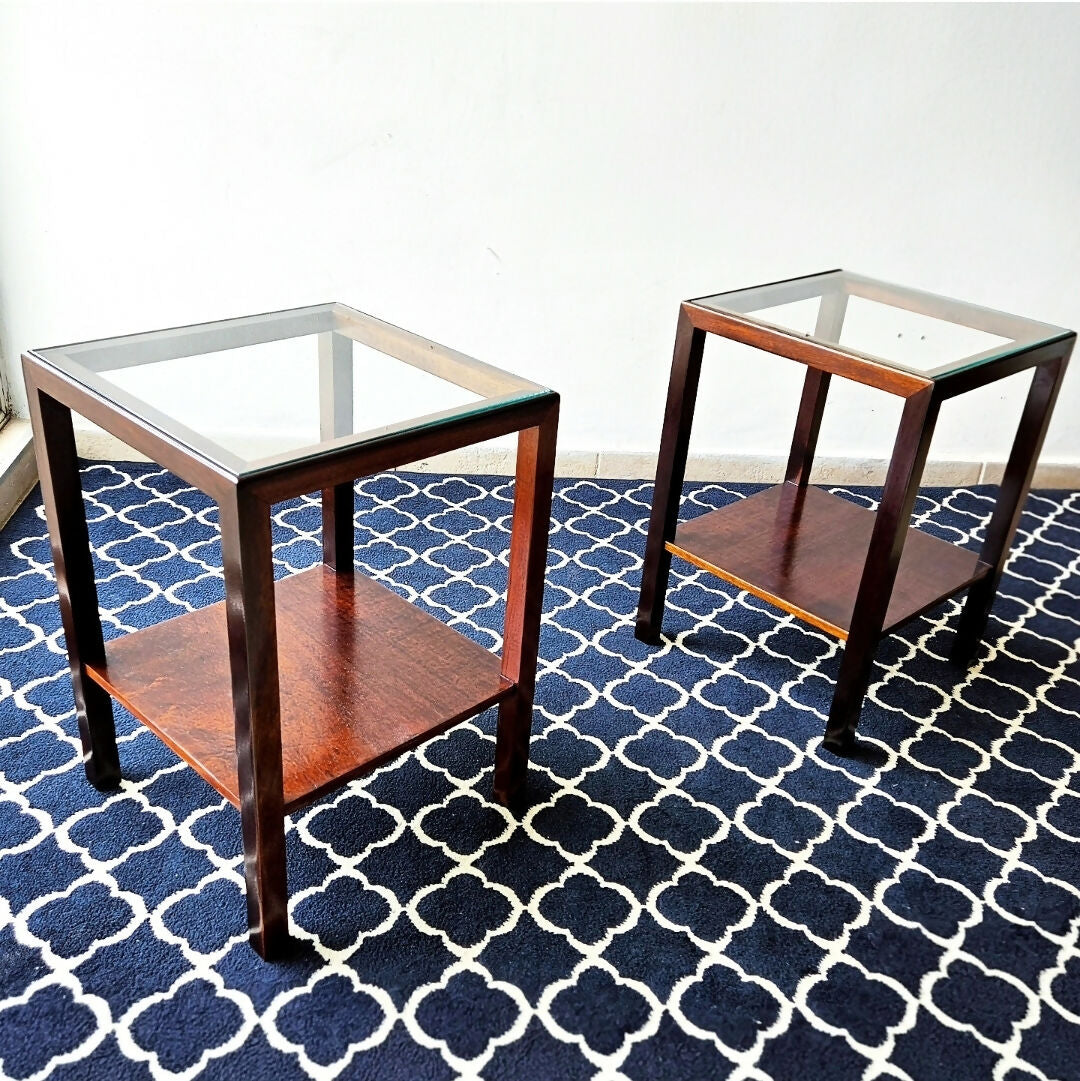 PAR DE MESAS QUADRADAS ANOS 60 EM MADEIRA MACIÇA