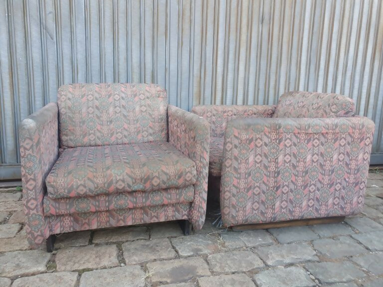 Par de Poltronas anos 70 em madeira ebanizada e estofado de gobelin