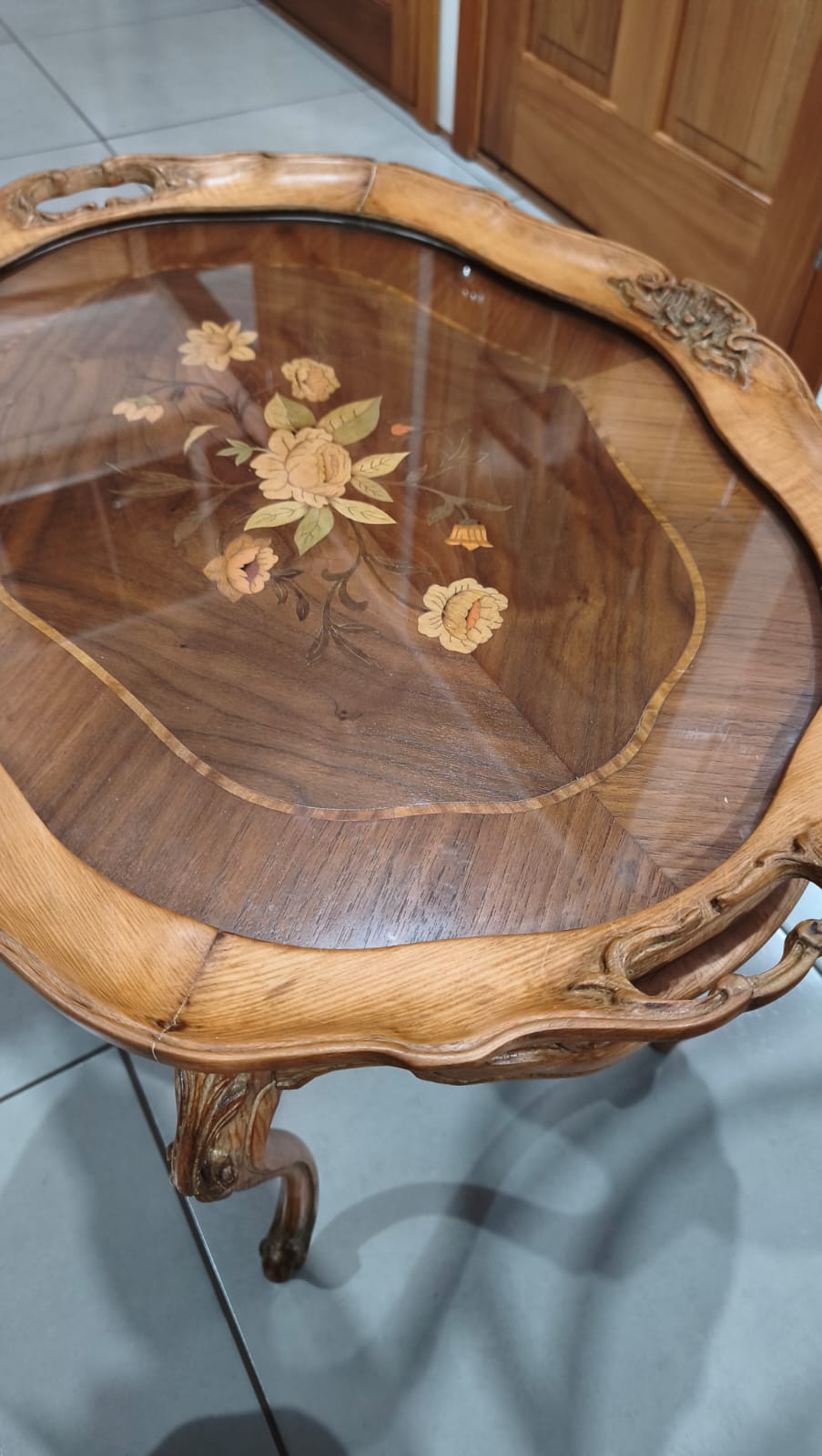 Mesa de Centro Oval com Marchetaria Floral e Bandeja Removível