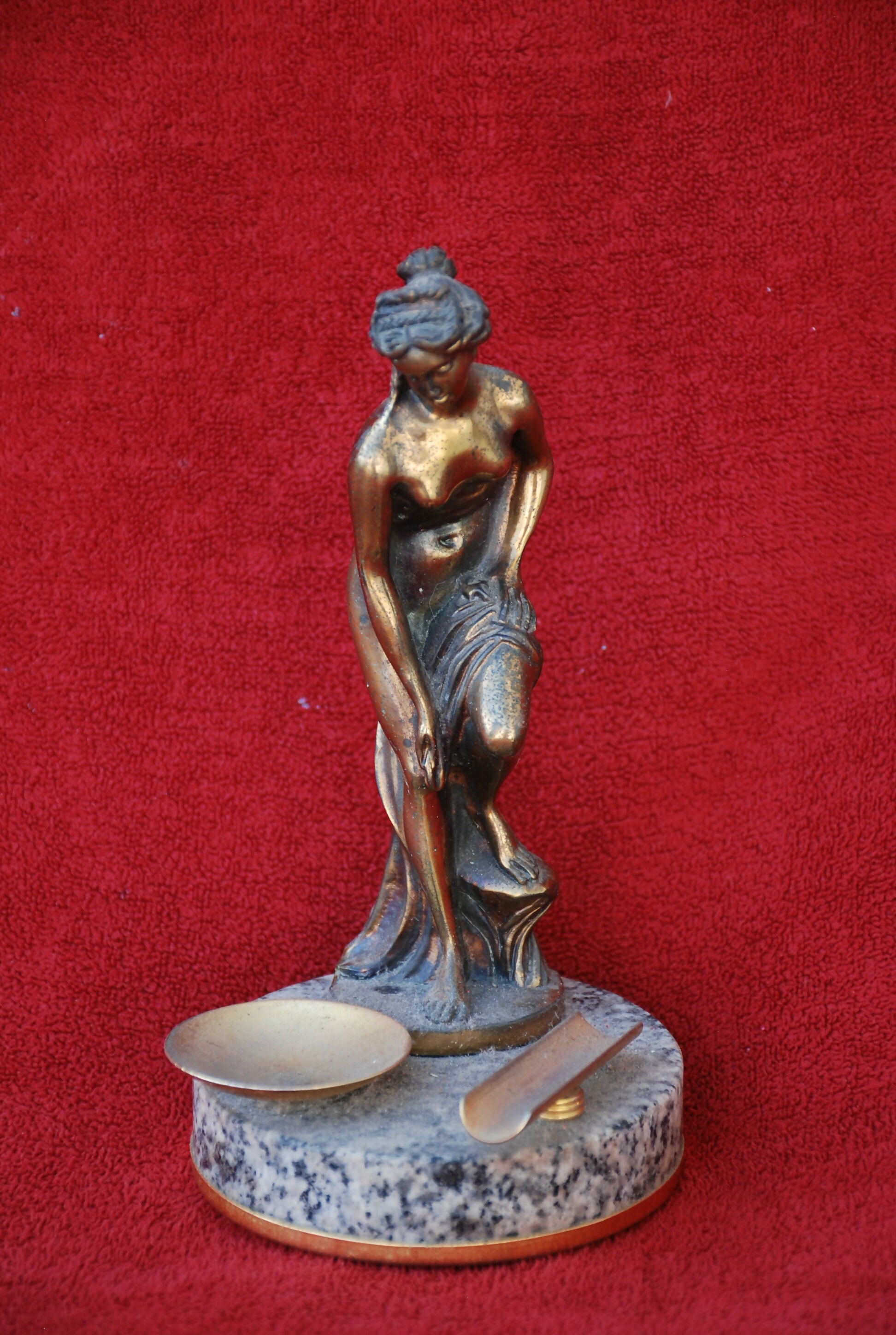 estatueta bronze e base granito anos 50 - 18 x 10 .