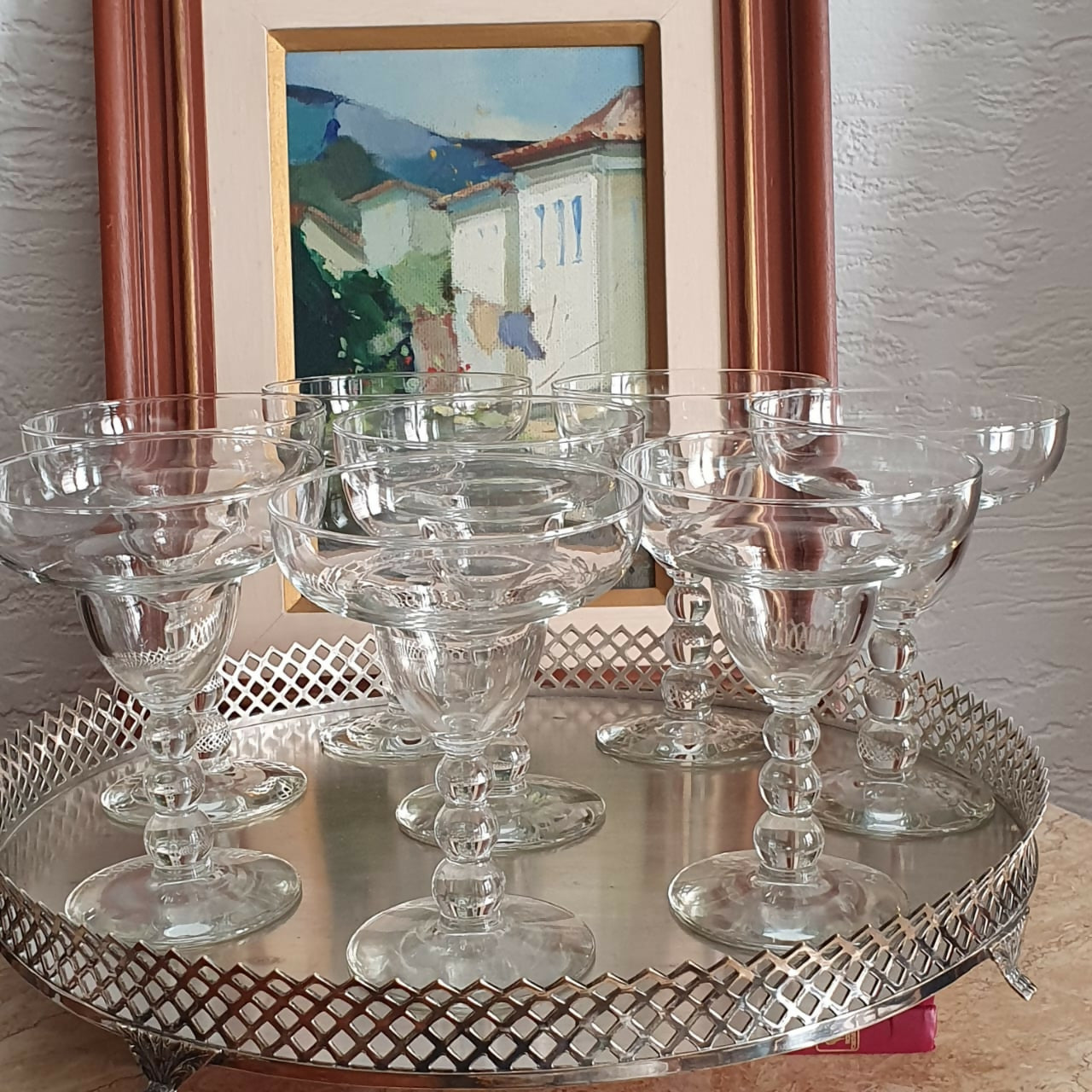 Conjunto de 8 taças para coquetéis em cristal transparente liso e haste ornamentada com esferas. Lindas e intactas!