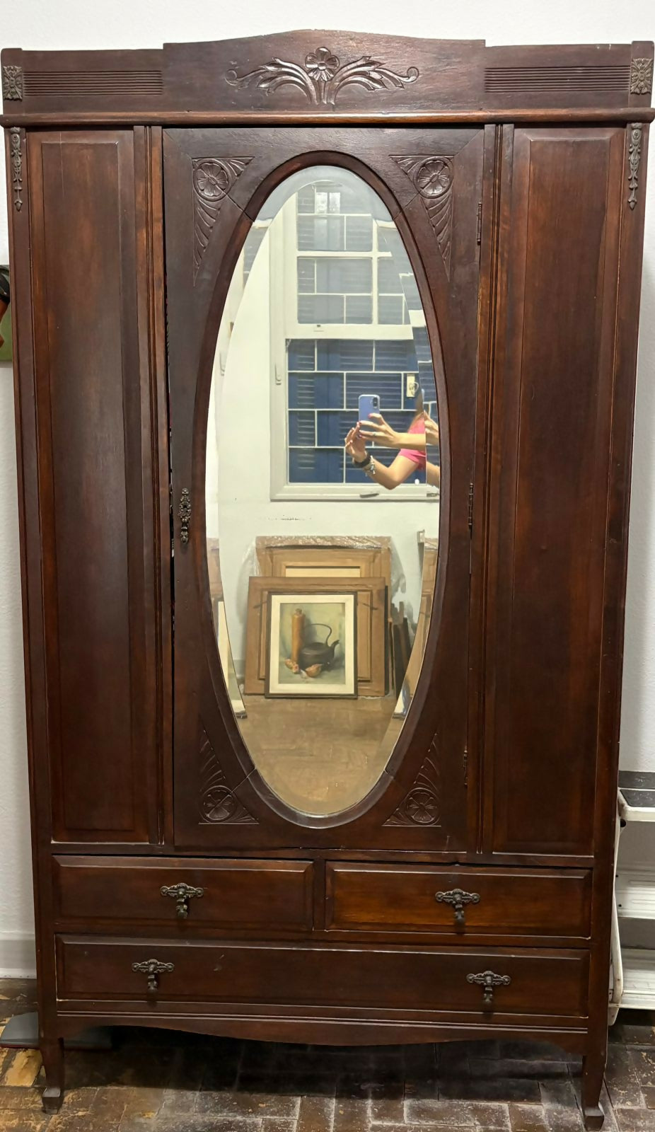 Guarda roupa de madeira entalhada com espelho oval