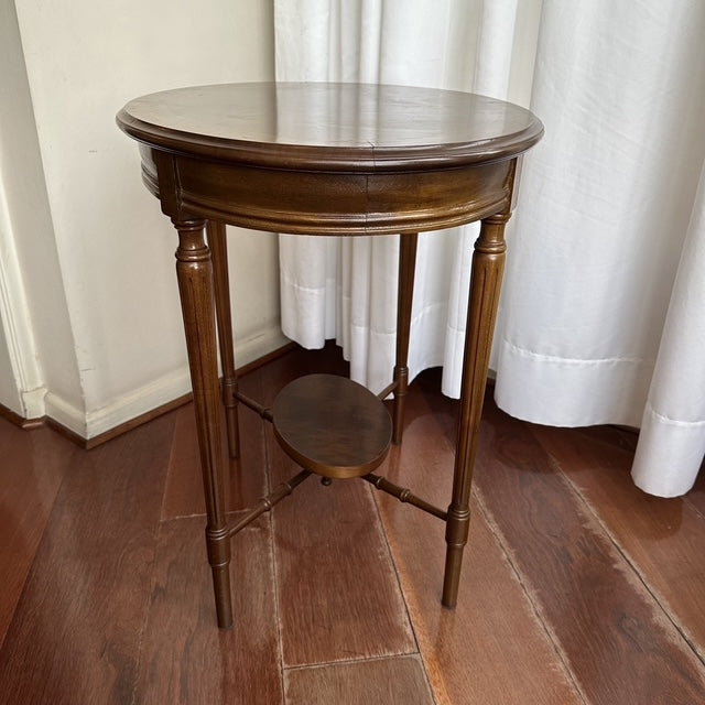 Linda mesa auxiliar oval, anos 70,  estilo inglesa,em mogno perfeito estado. Medida; 68x60x67altura.Ts|