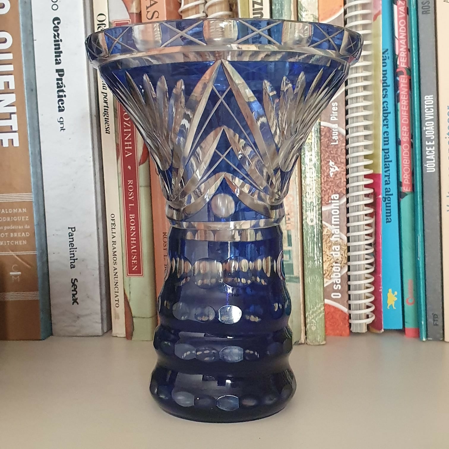 Pequeno vaso em cristal doublé azul marinho. Lindo!