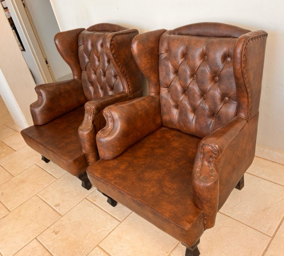 Par De Poltronas Clássicas Bergère em marrom Estilo Chesterfield Imperador Vintage retrô década 1970 a 1980
