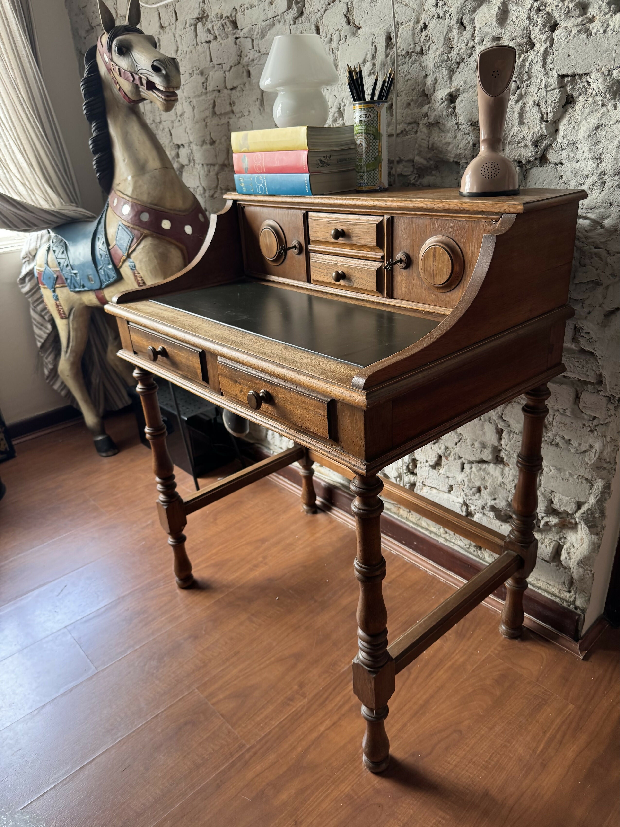 Escrivaninha / penteadeira em madeira maciça