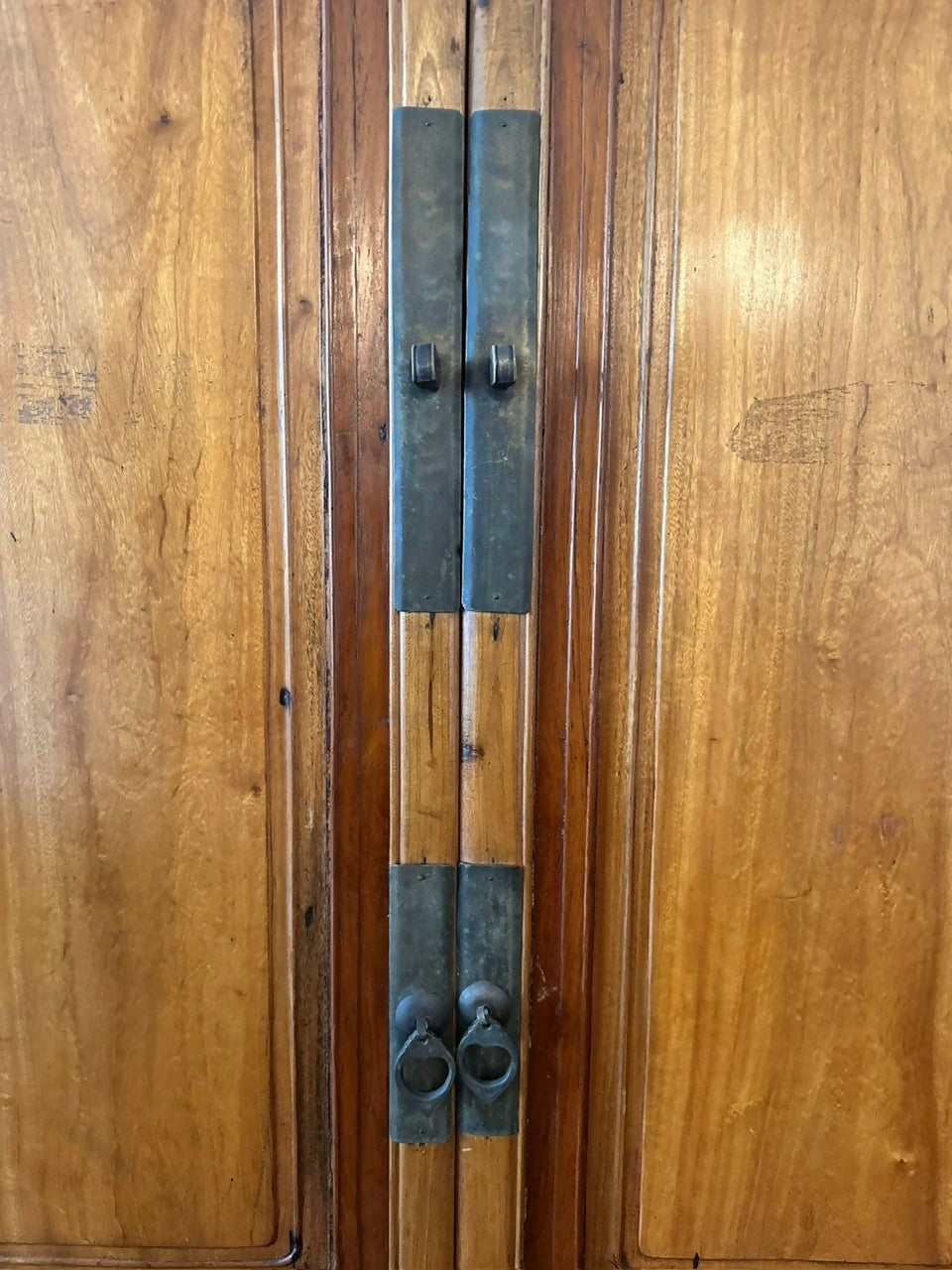 Lindo e raro armario / louceiro Dinastia Qing em madeira Ulmus, esta perfeito!