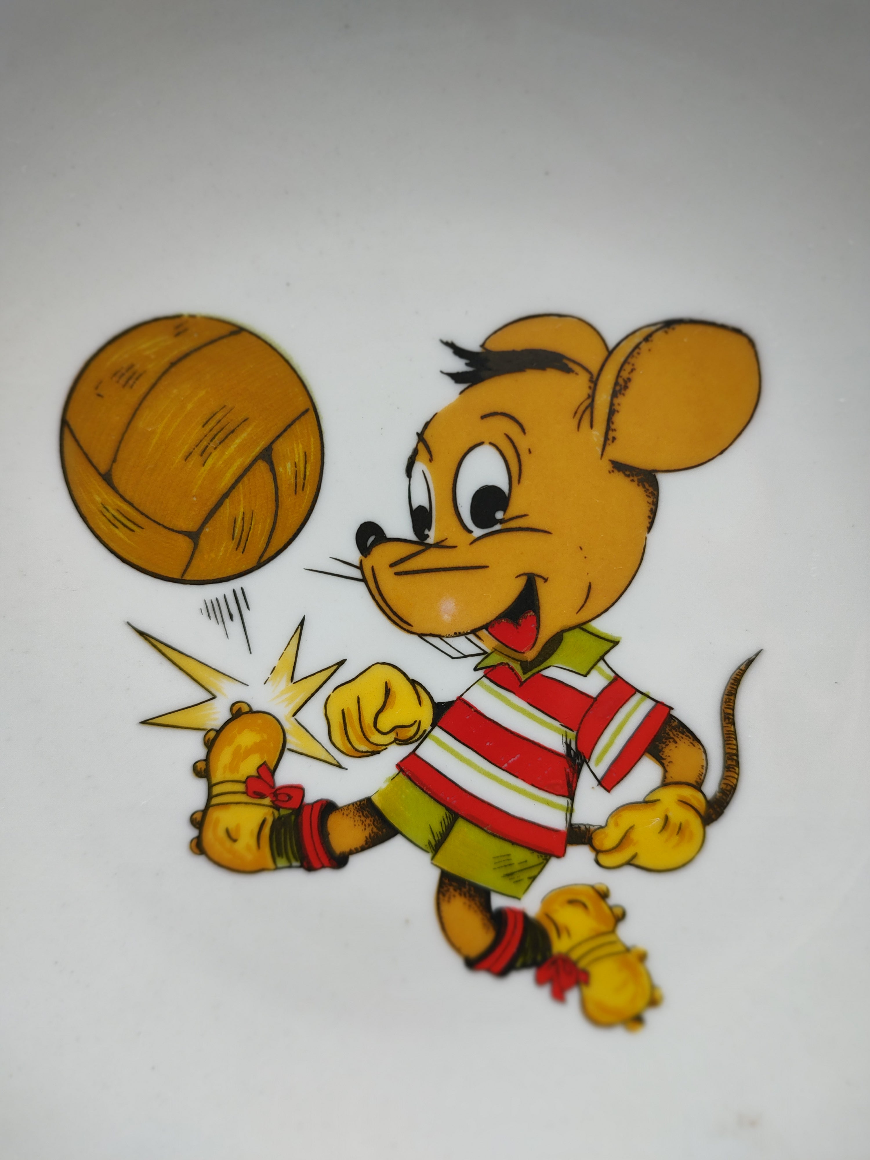 Nostálgico Prato Térmico Infantil com Rato Futebolista em Porcelana e Metal - completo