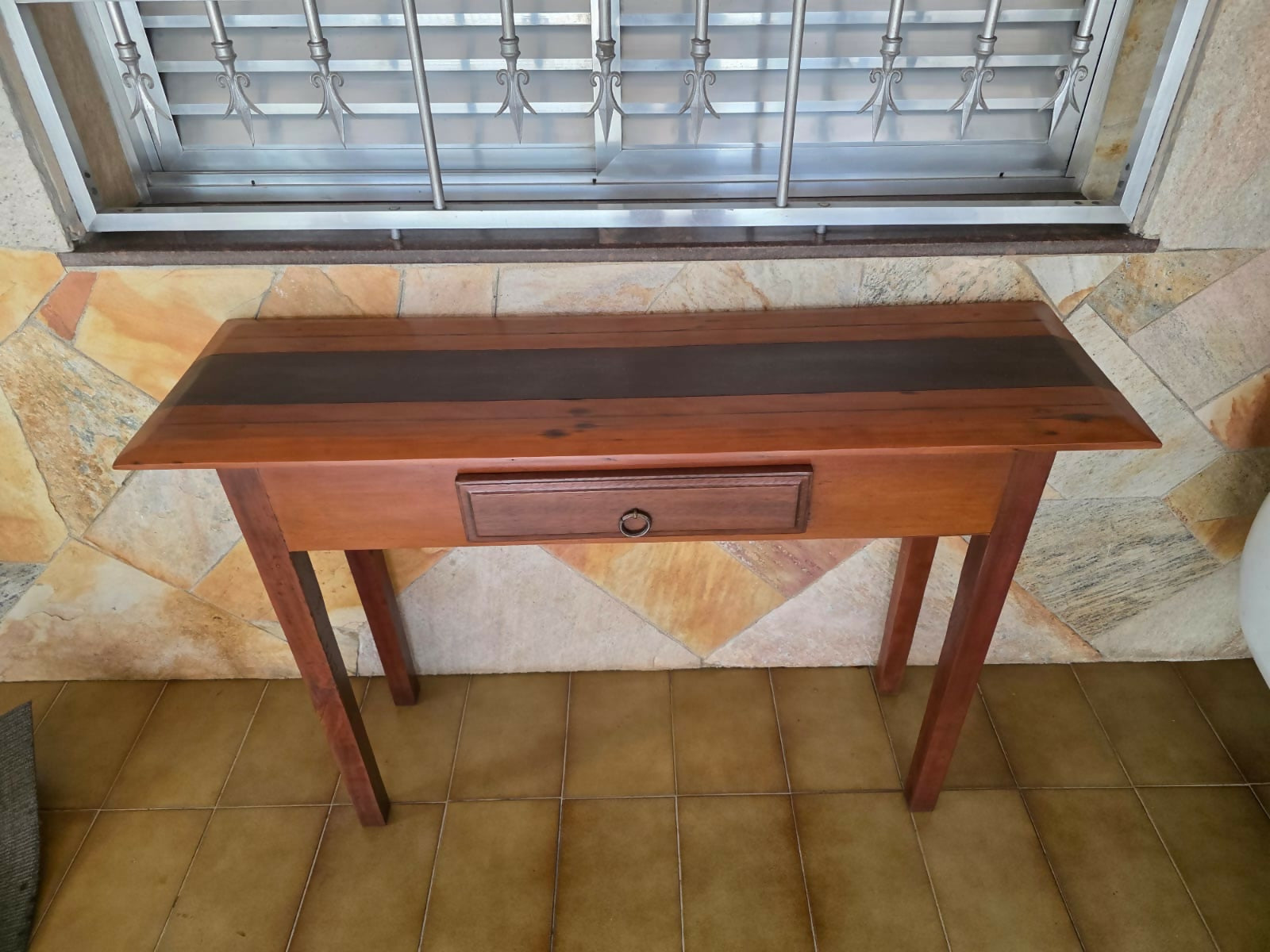 Aparador em madeira maciça com uma gaveta (restaurado nos mínimos detalhes)