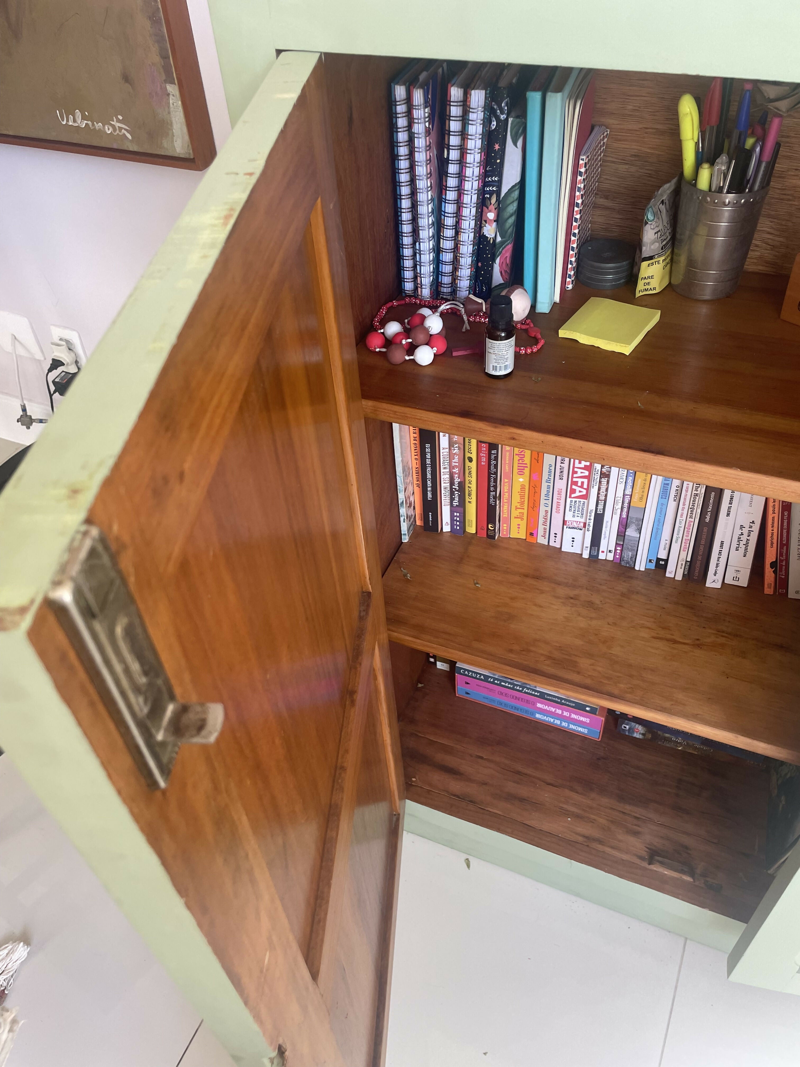 Armário de fazenda anos 40 em Peroba com pintura pistache