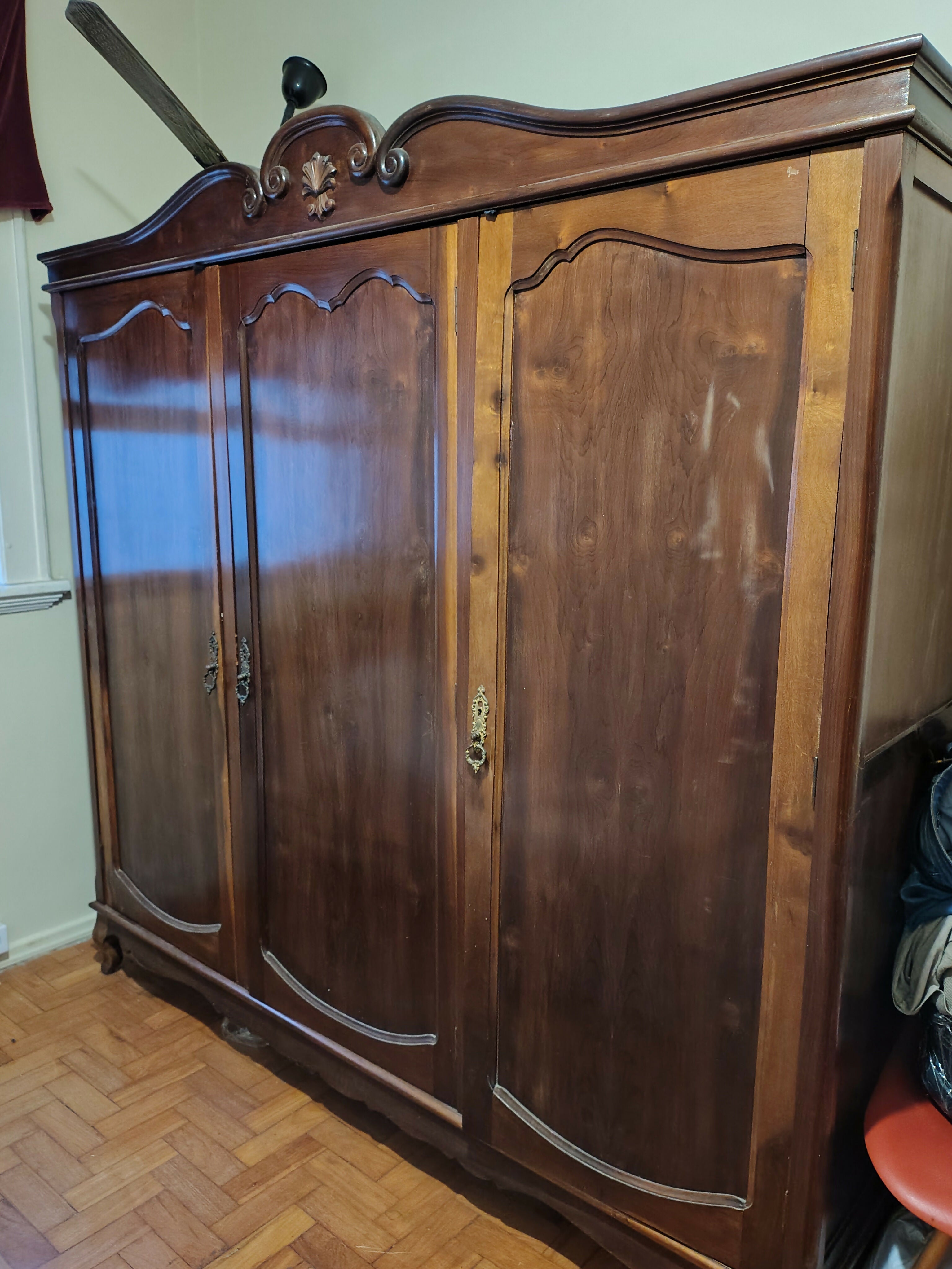 Guarda roupas de madeira maciça