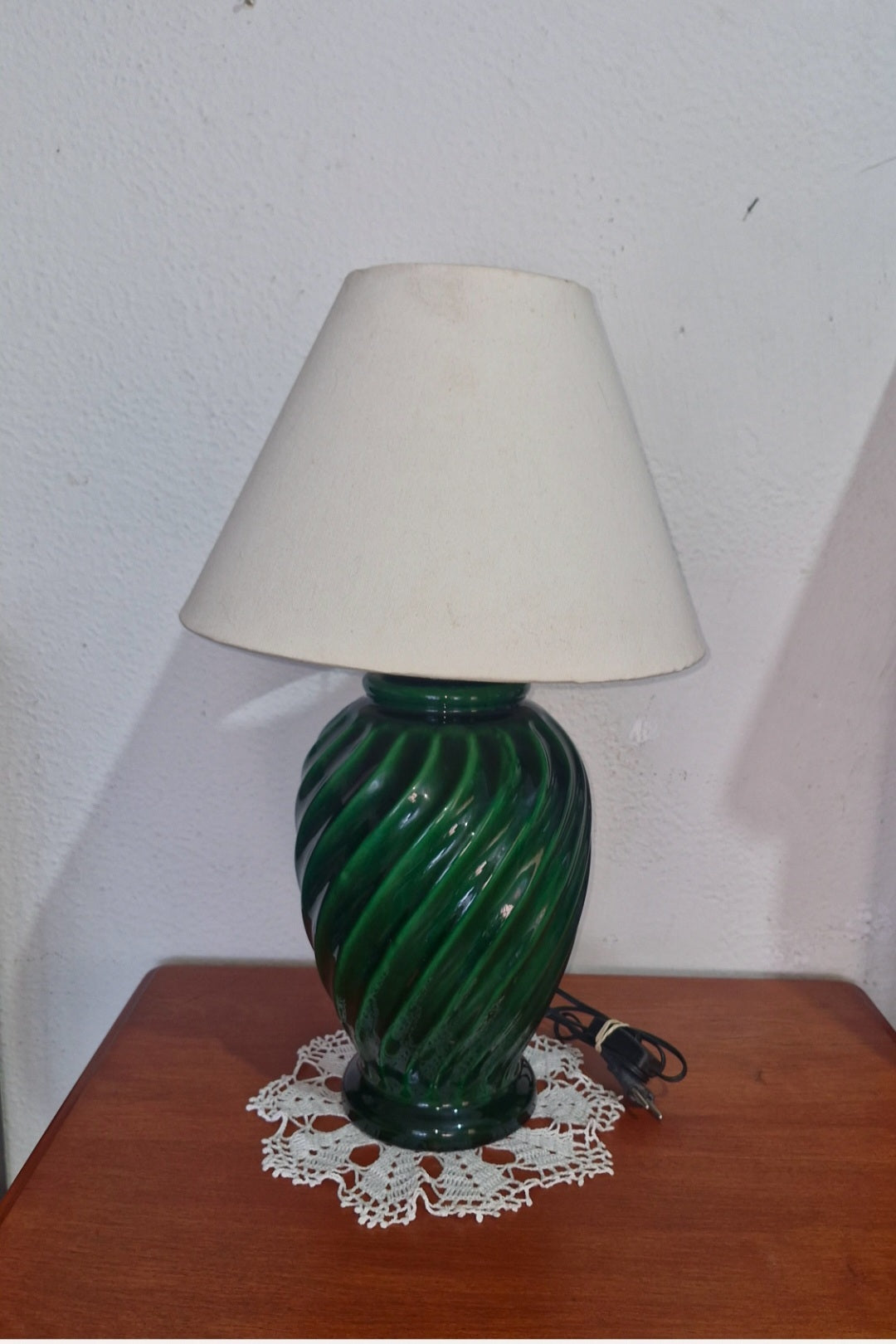 Abajur de porcelana verde com cúpula branca 