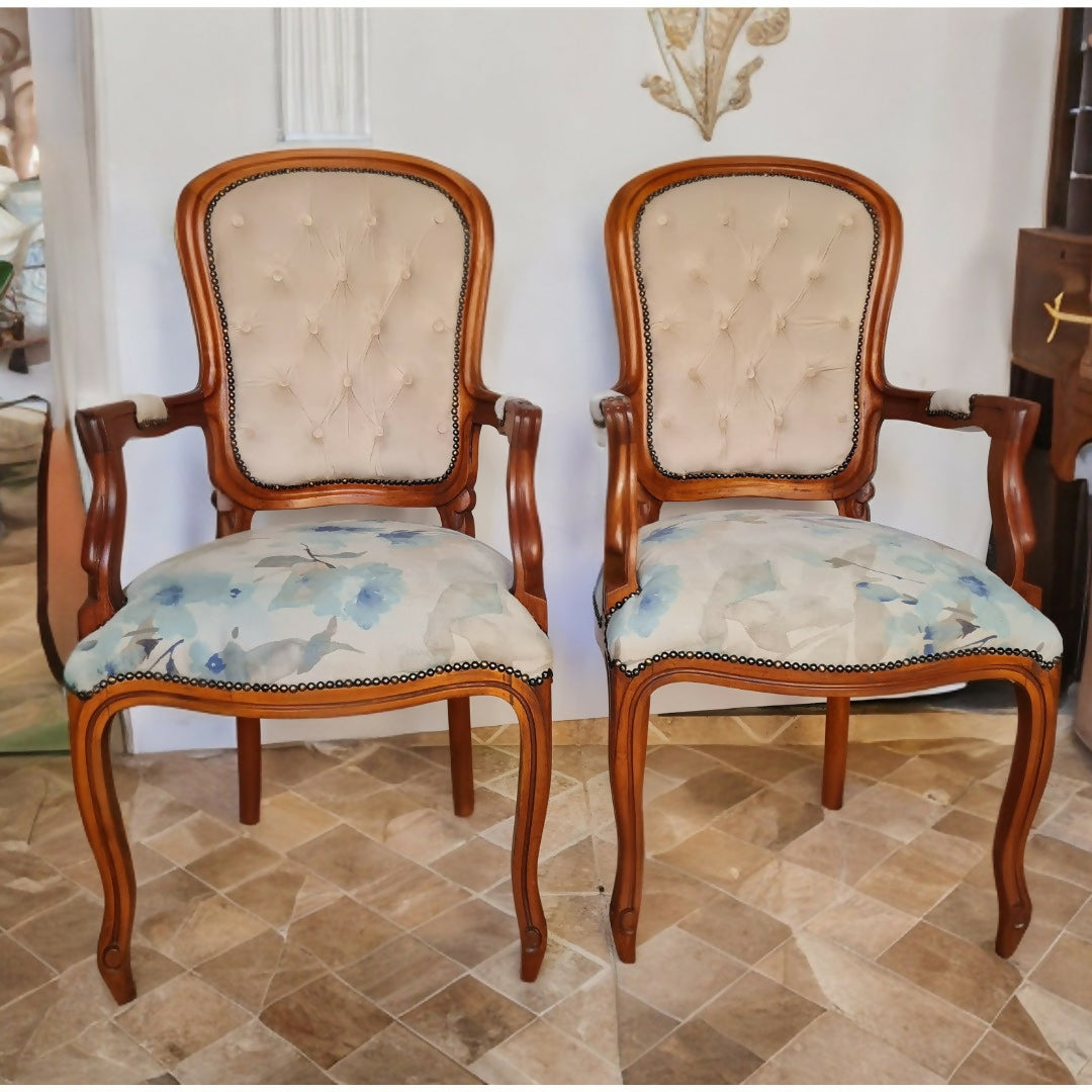 Par de Cadeiras com braço Luiz Felipe com estofado floral branco e azul - restauradas