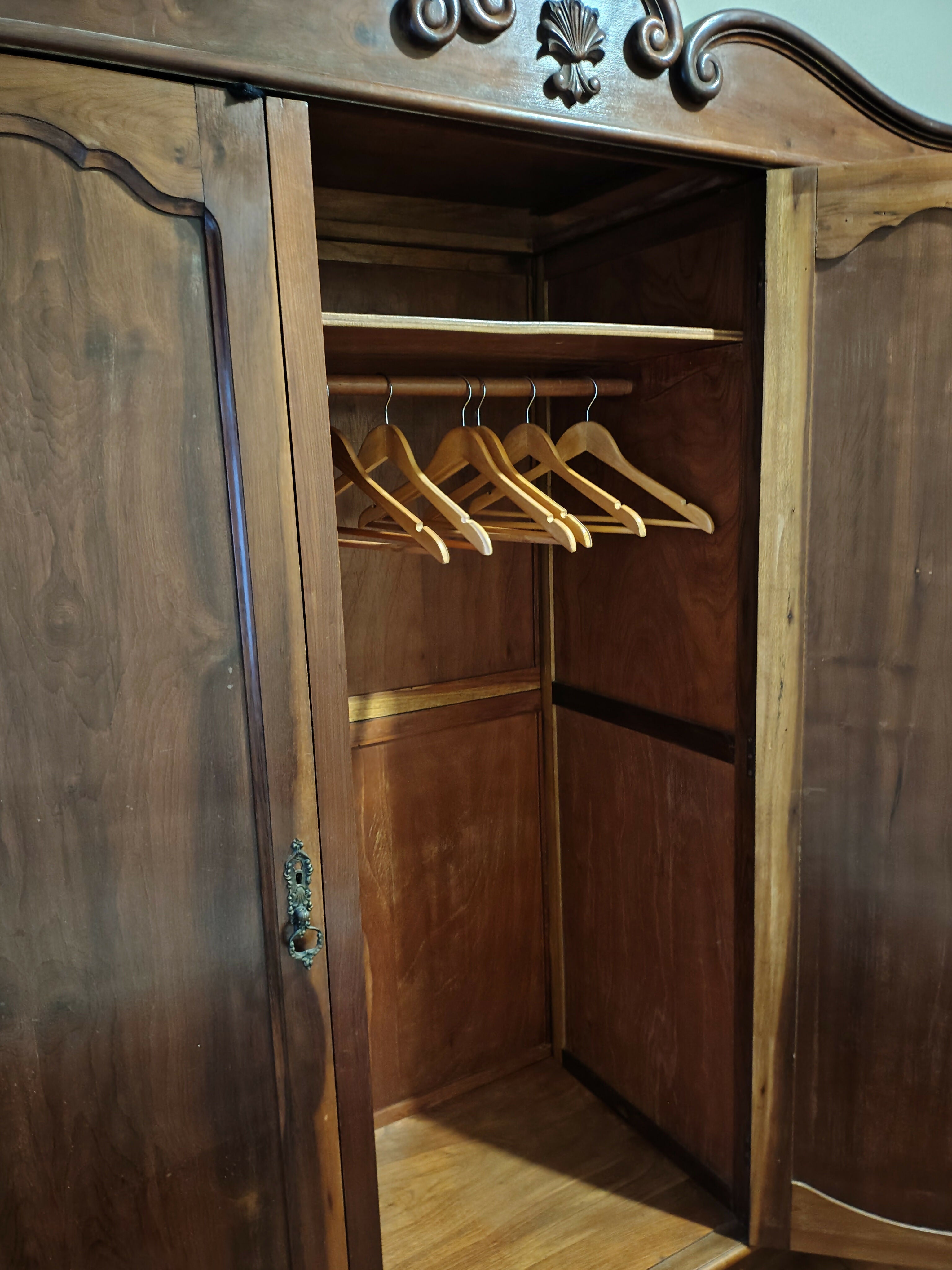 Guarda roupas de madeira maciça