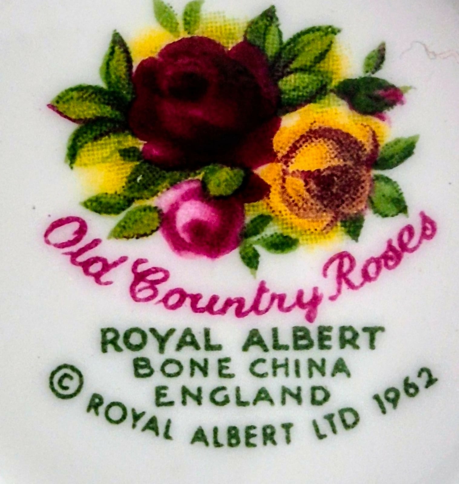 Par de trios de chá em porcelana Fine Bone China inglesa Royal Albert, Old Country Roses.