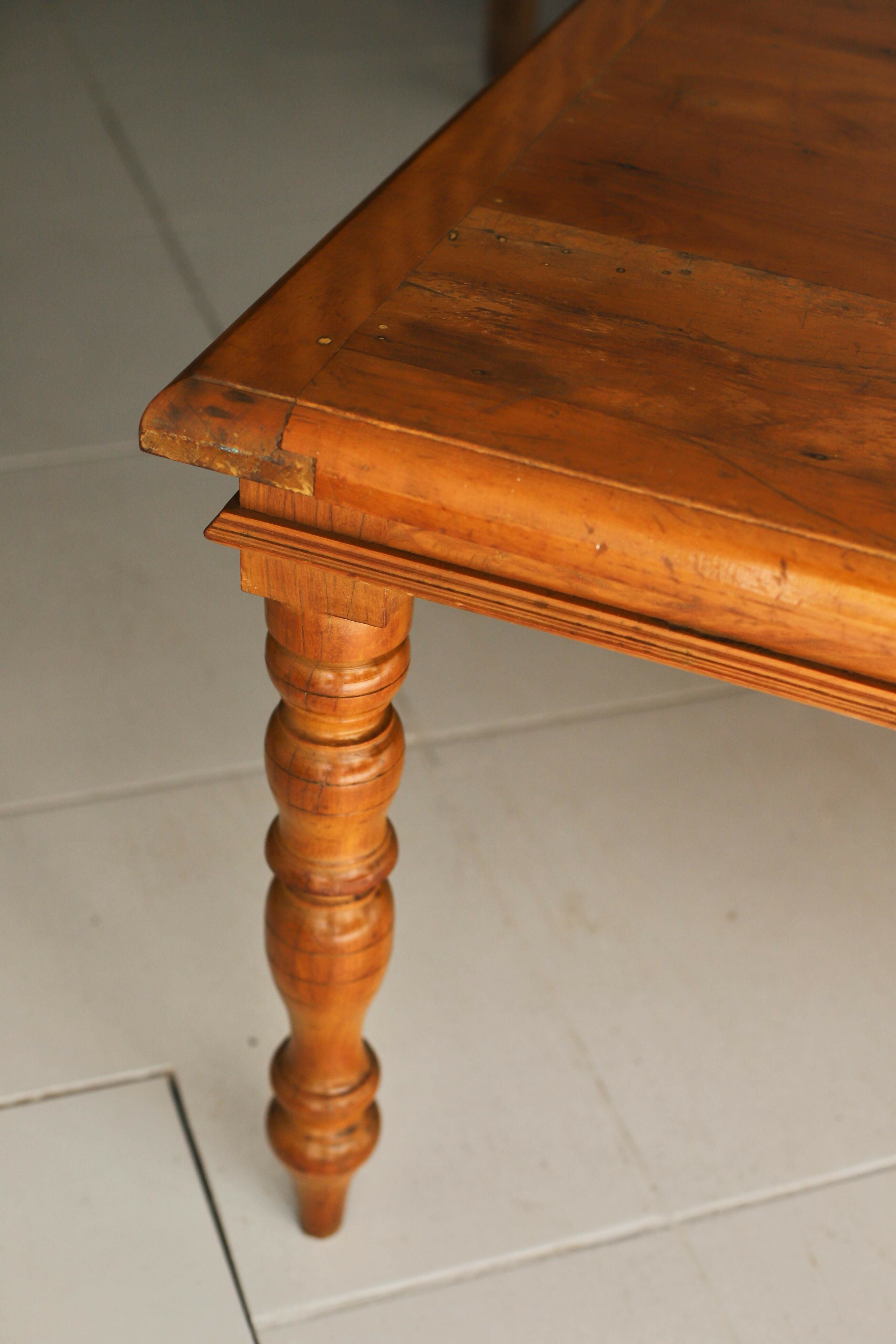 Mesa de jantar em peroba maciça