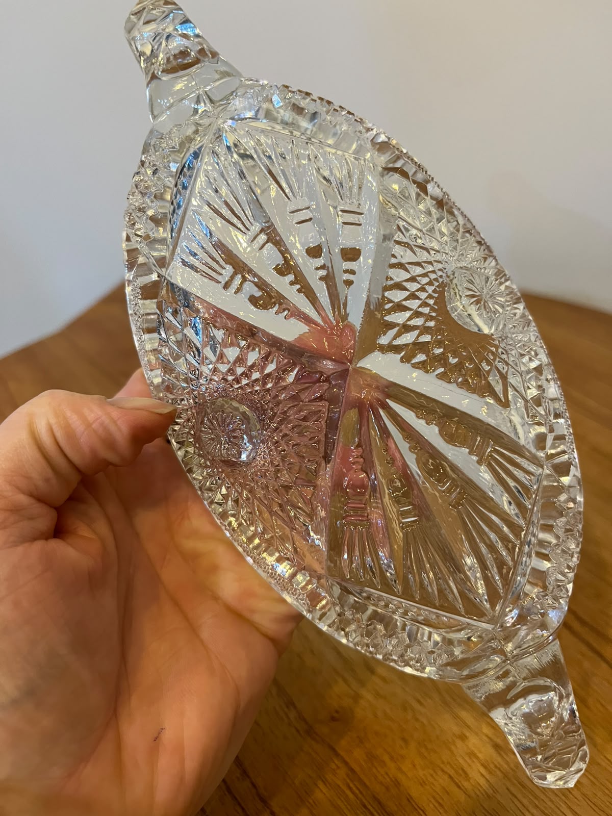Travessa decorativa em vidro trabalhado com duas alças – 23 cm