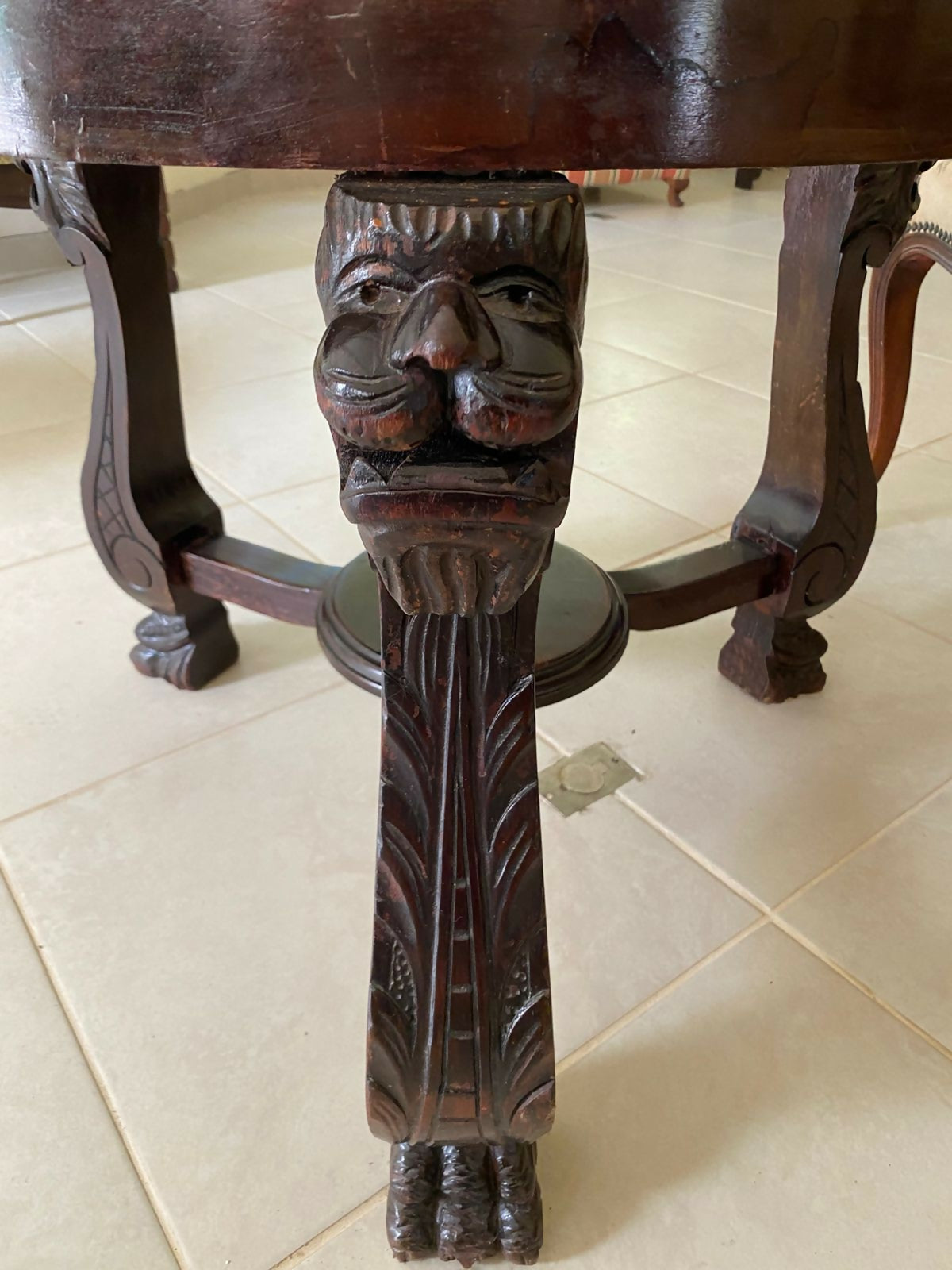 Mesa de centro redonda Renascença em madeira maciça - pés com figura de leão