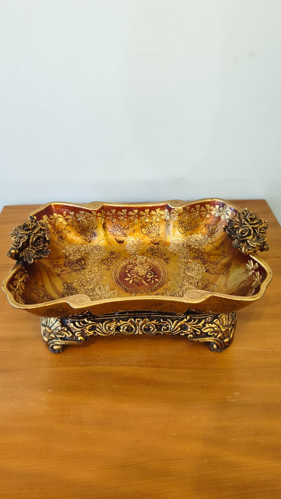 Centro de Mesa Decorativo Retangular Dourado com Motivos Florais – 30 × 19 cm