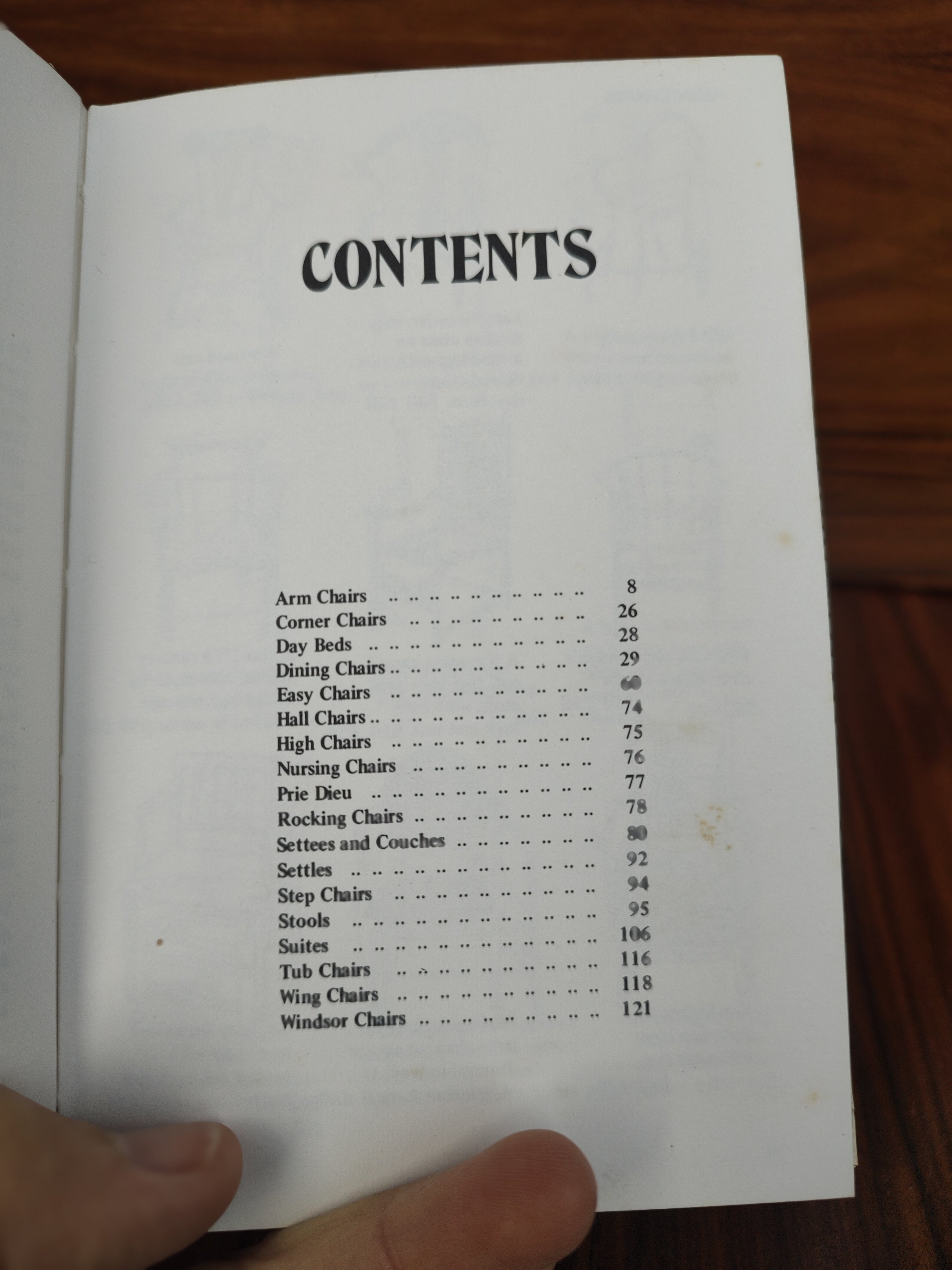 Raro Livro "Chairs &amp; Couches — Antiques and Their Values"  por Tony Curtis - edição 1980