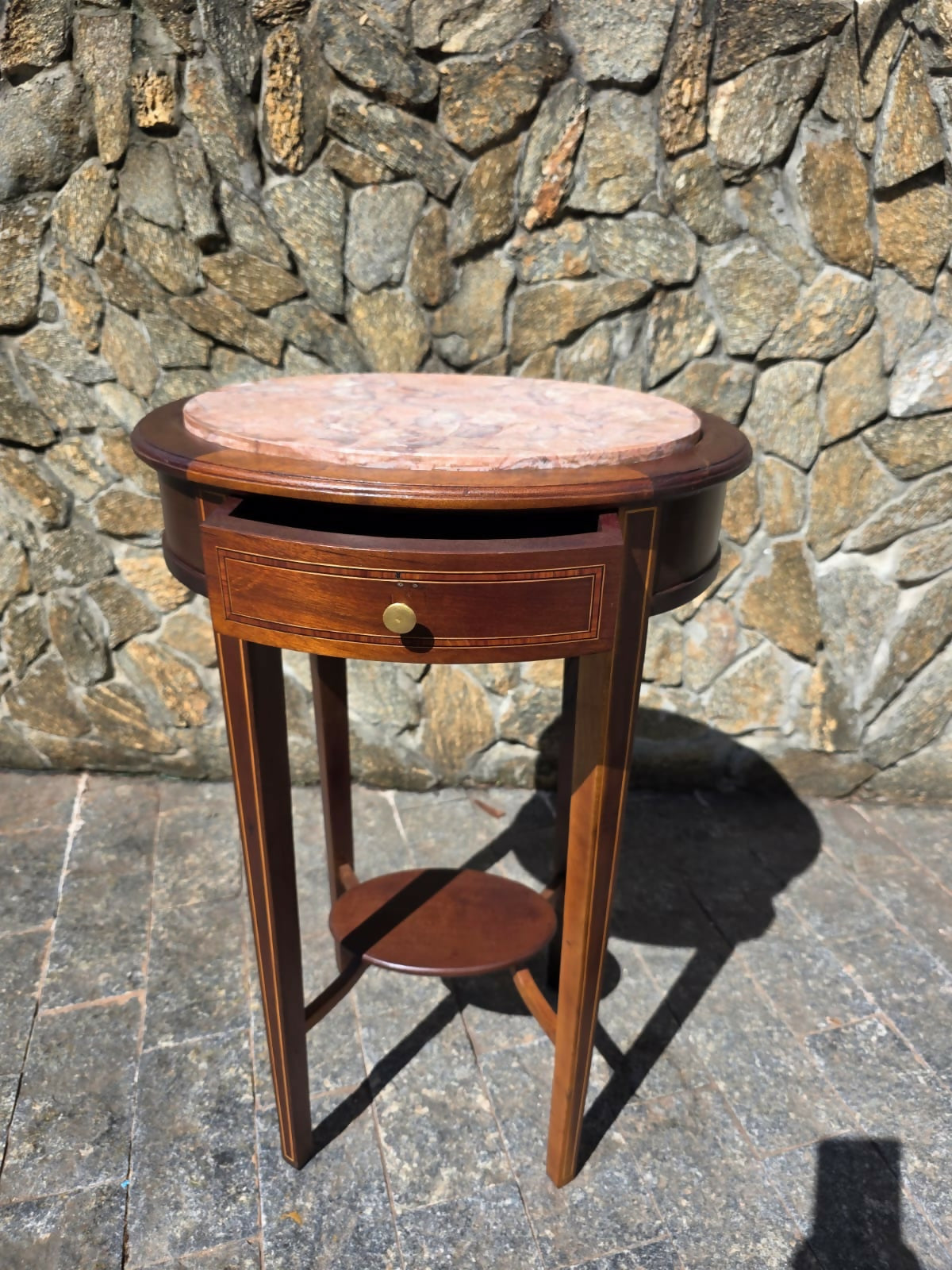 Antiga mesa auxiliar, com marchetaria, tampo em mármore rosa (restaurada!)