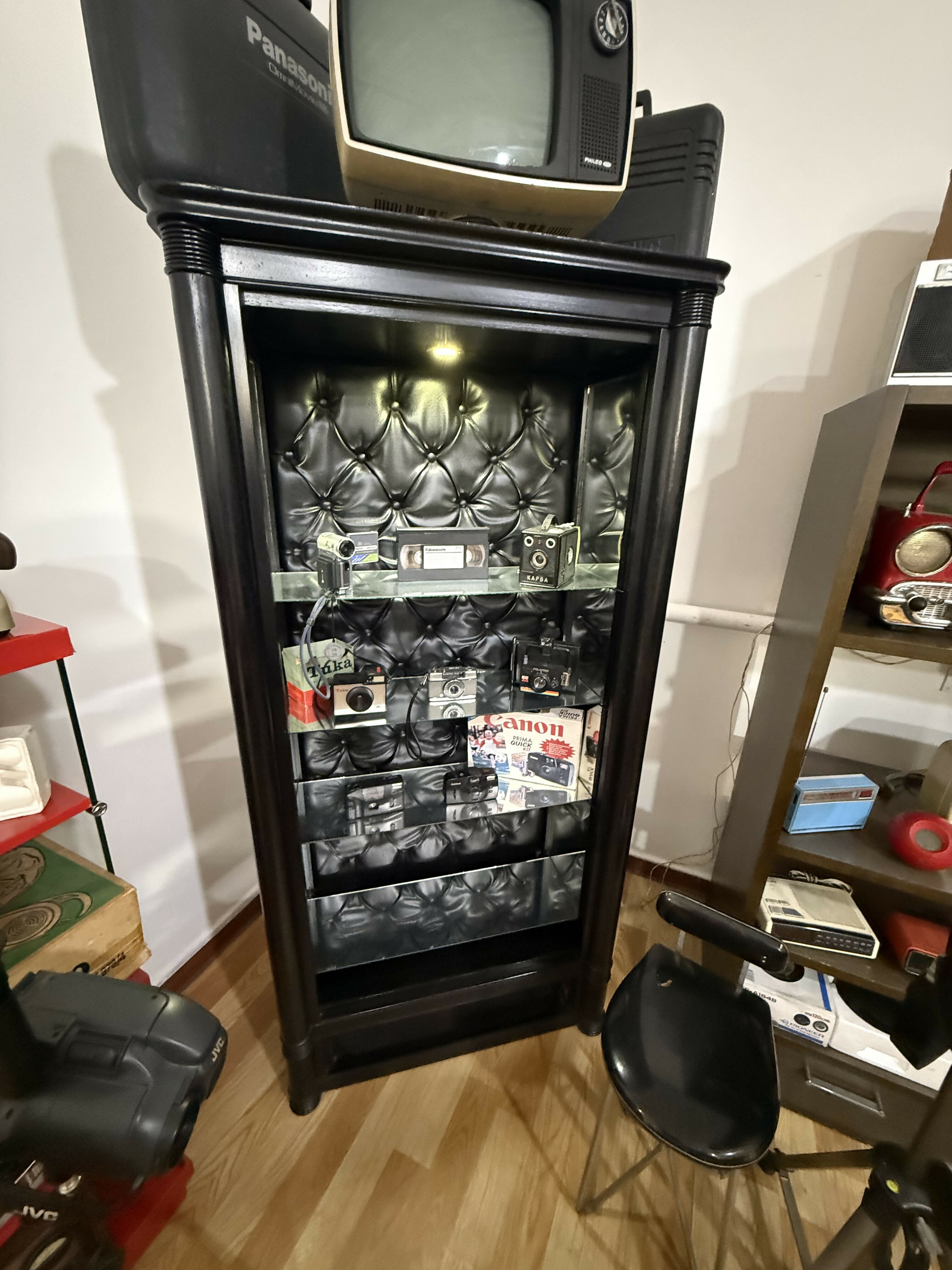 Móvel Antigo em Madeira Maciça – Customizado | Vitrine Iluminada de Destaque