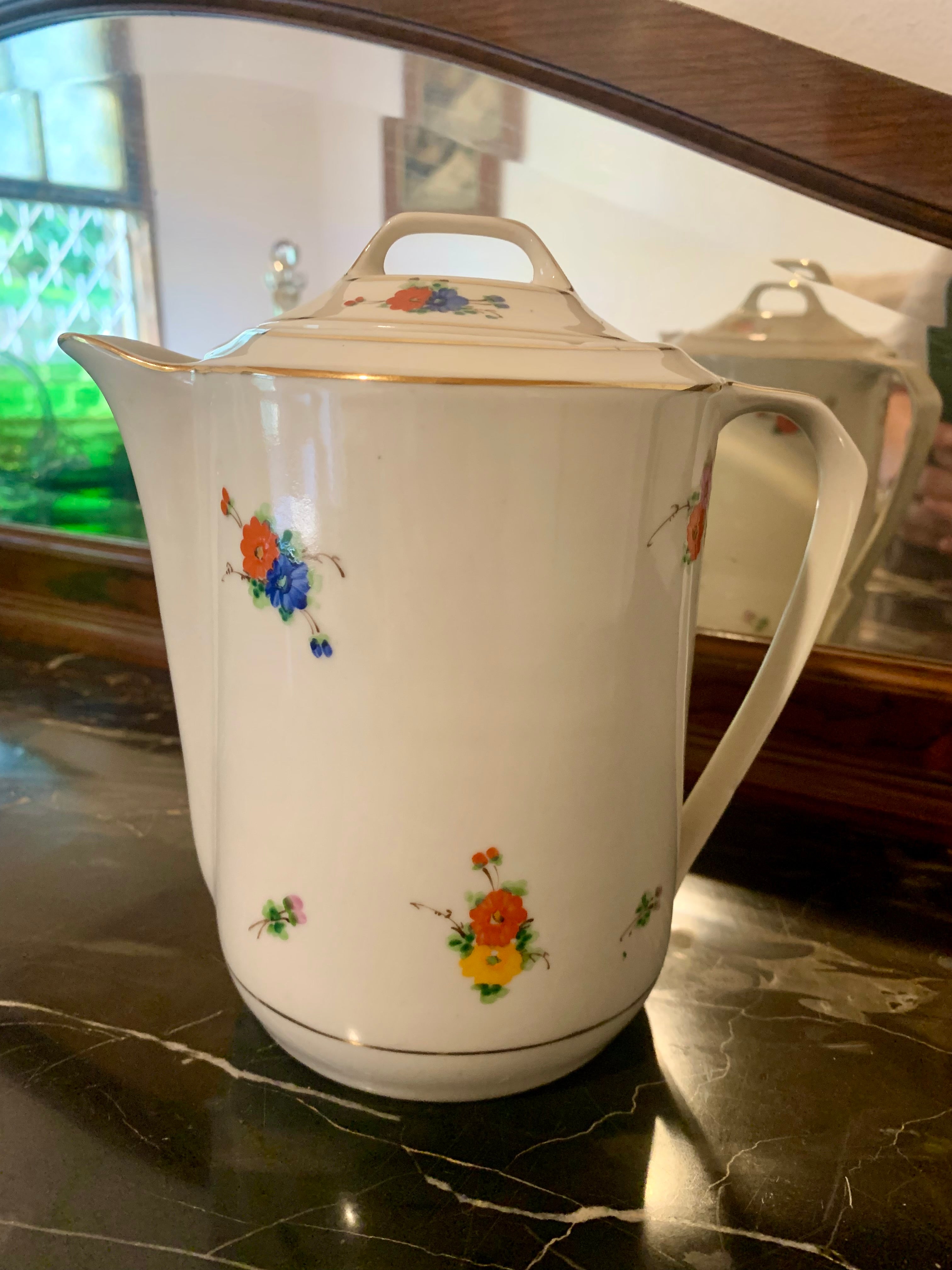 Raríssimo bule de porcelana da extinta e afamada fábrica Cerqueira Leite com motivos florais 