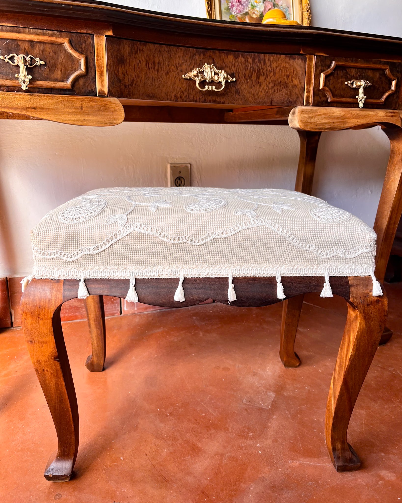 Banqueta Chipandelle com estofado de linho - peça restaurada