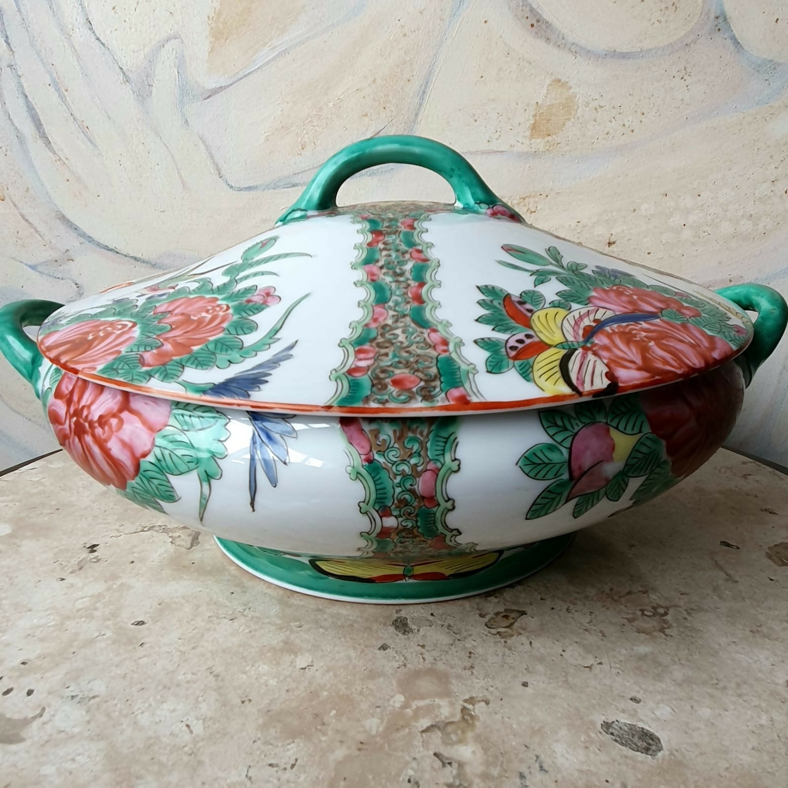 Sopeira pintada à mão em porcelana chinesa Família Rosa. Impecável!