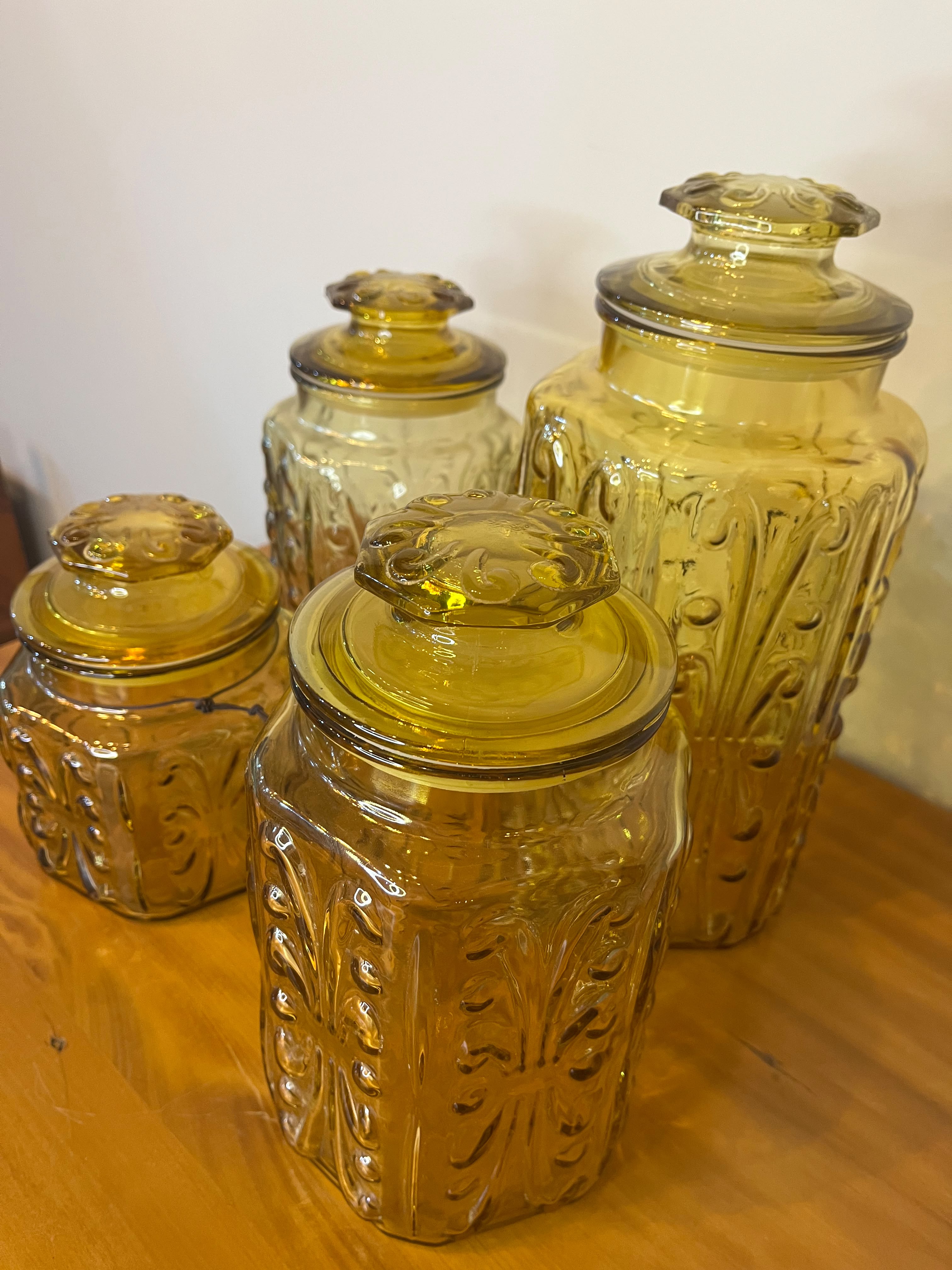 Conjunto com 4 Potes de Mantimentos em Vidro Âmbar com Tampa