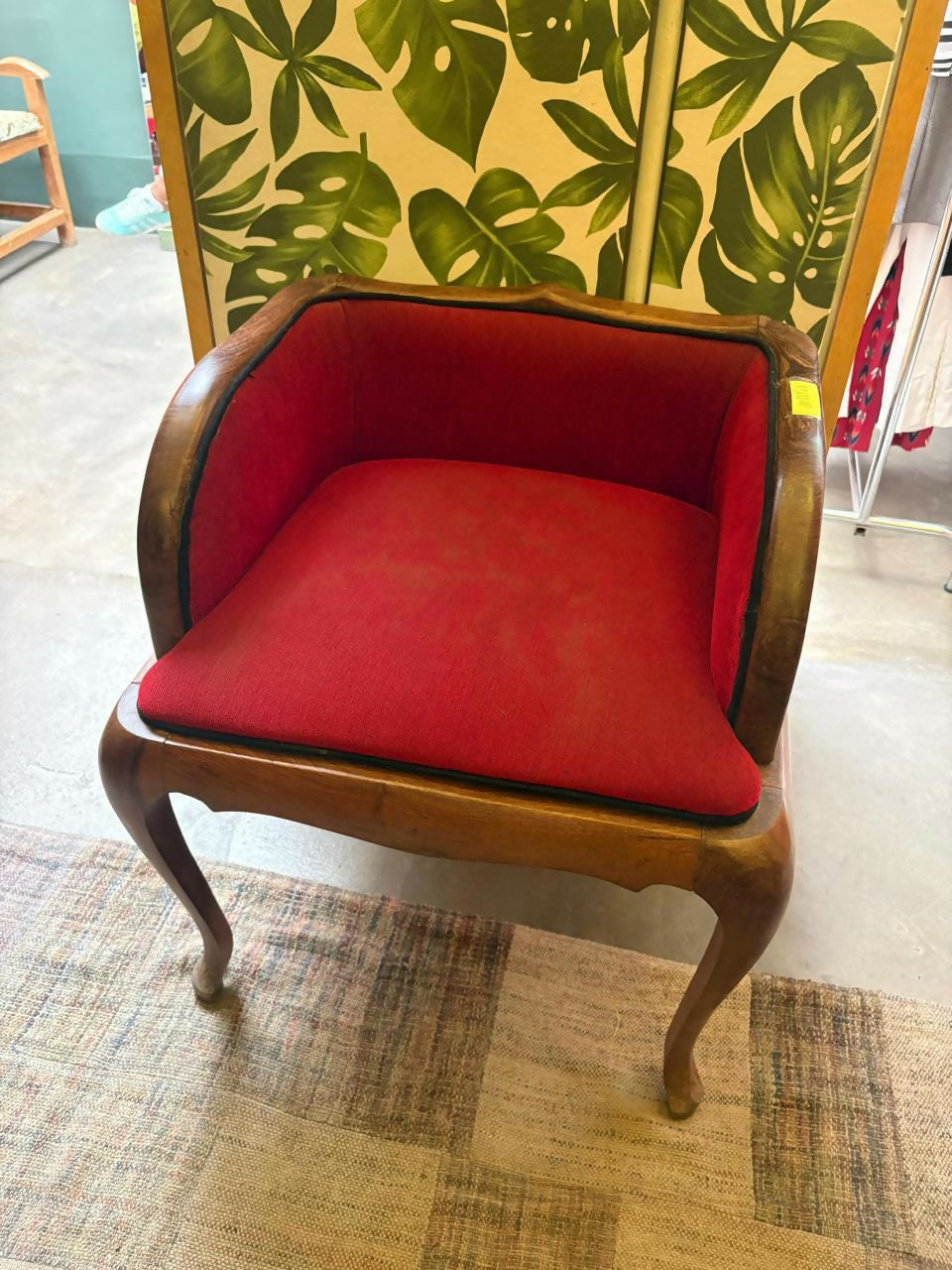 Cadeira em madeira maciça e estofado vermelho