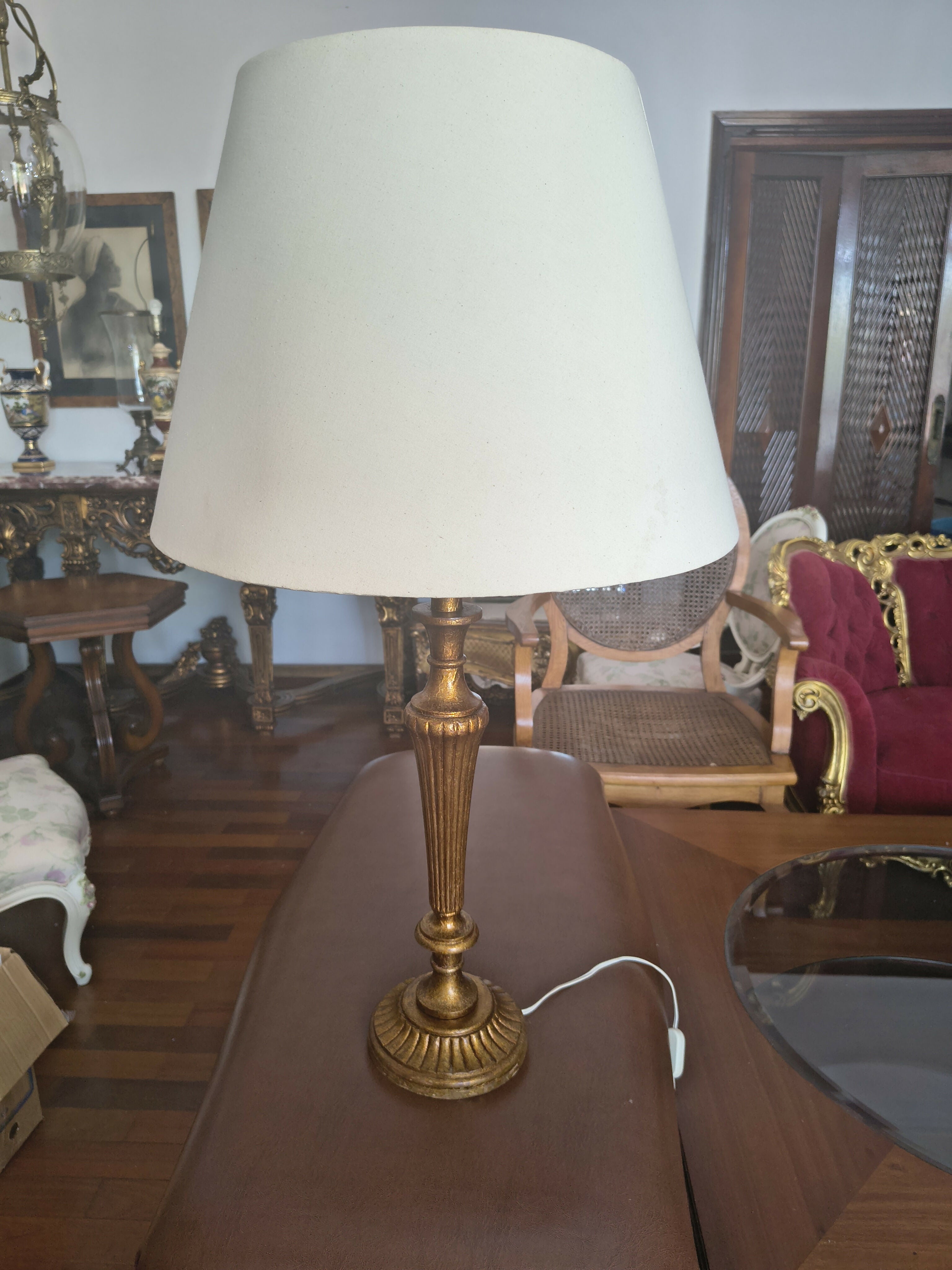 Abajur antigo em madeira dourada