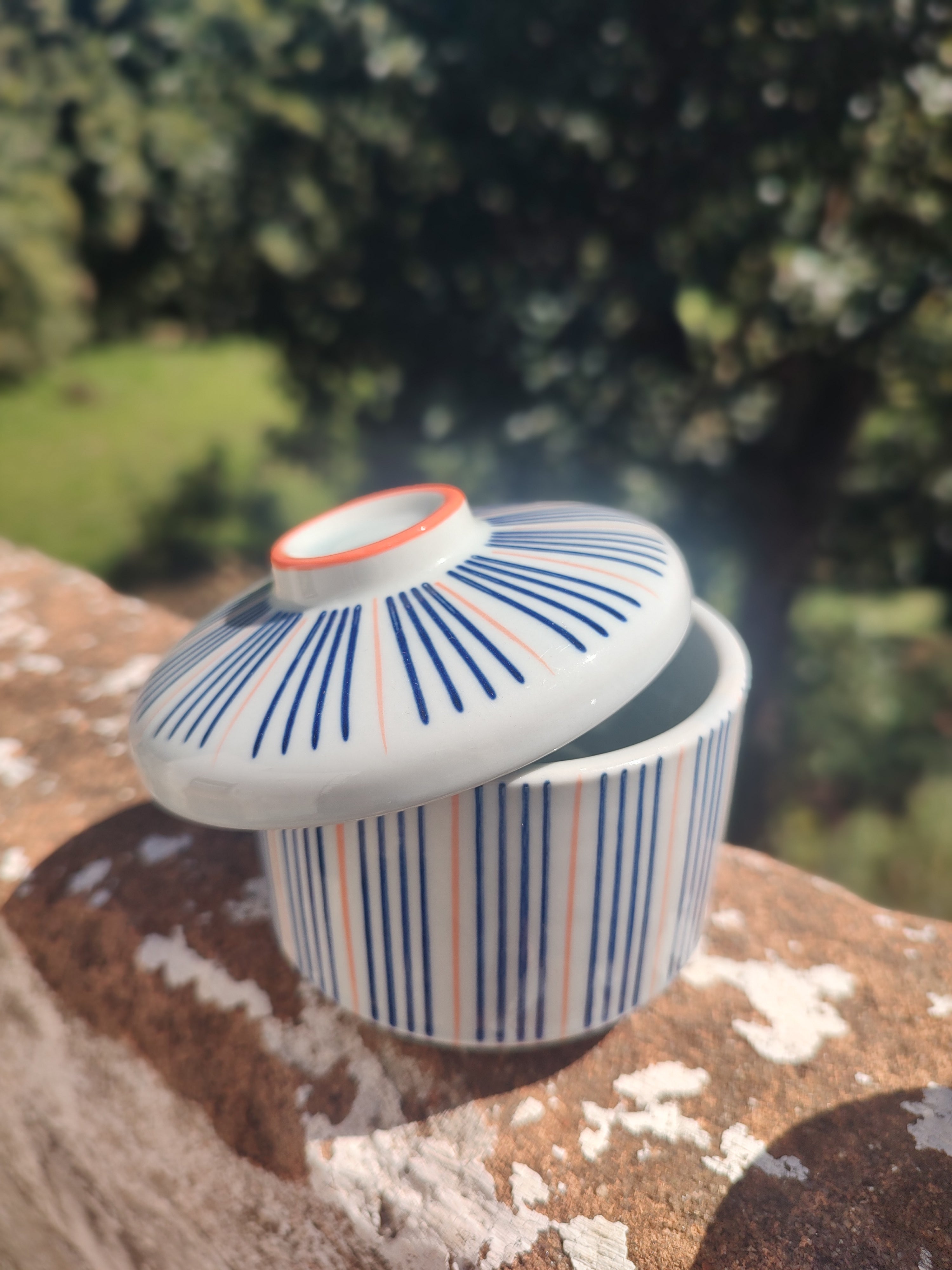 Delicado Trio de pequenos Potes com tampa em porcelana japonesa