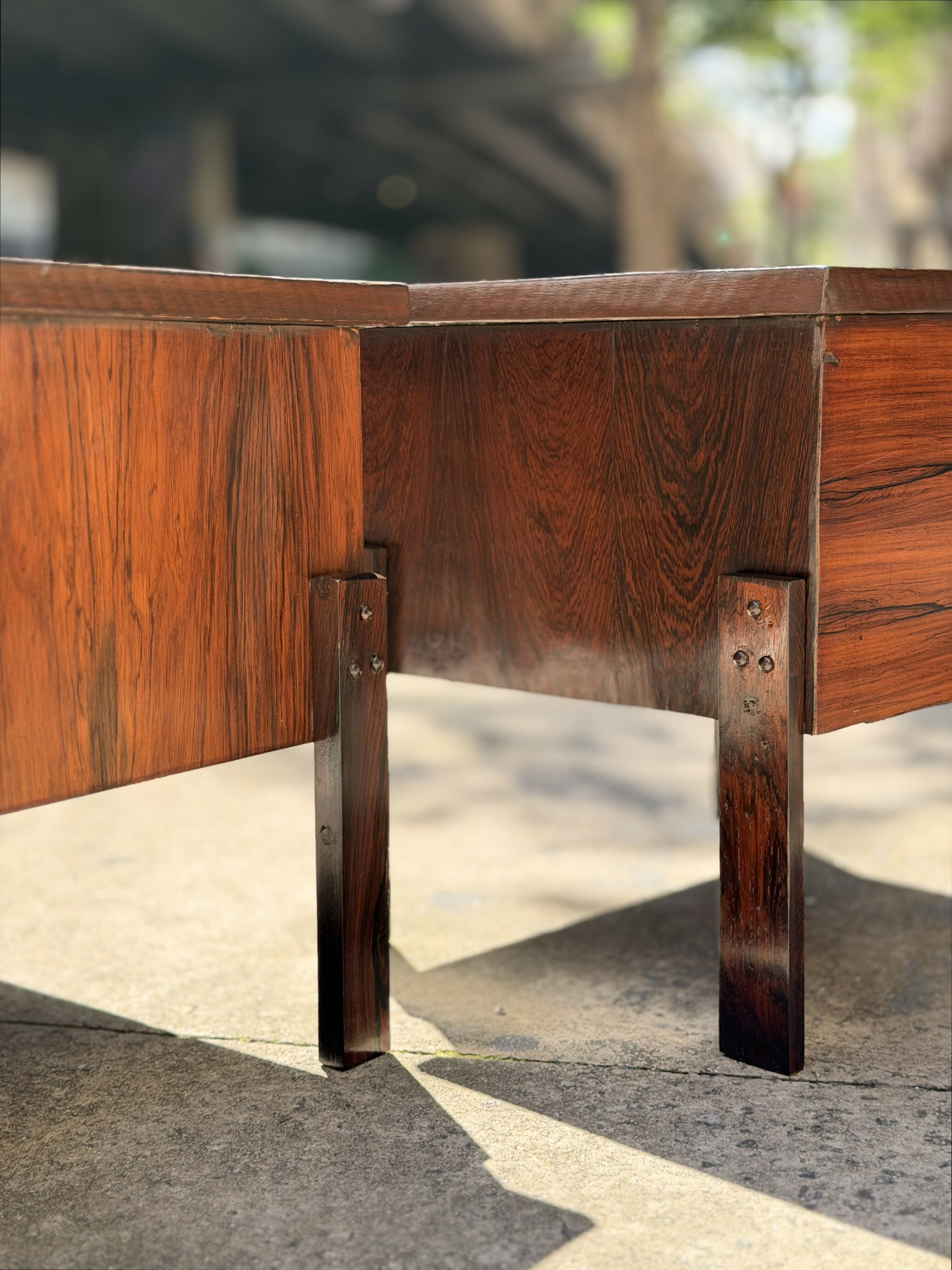 Par de mesas laterais em Jacarandá