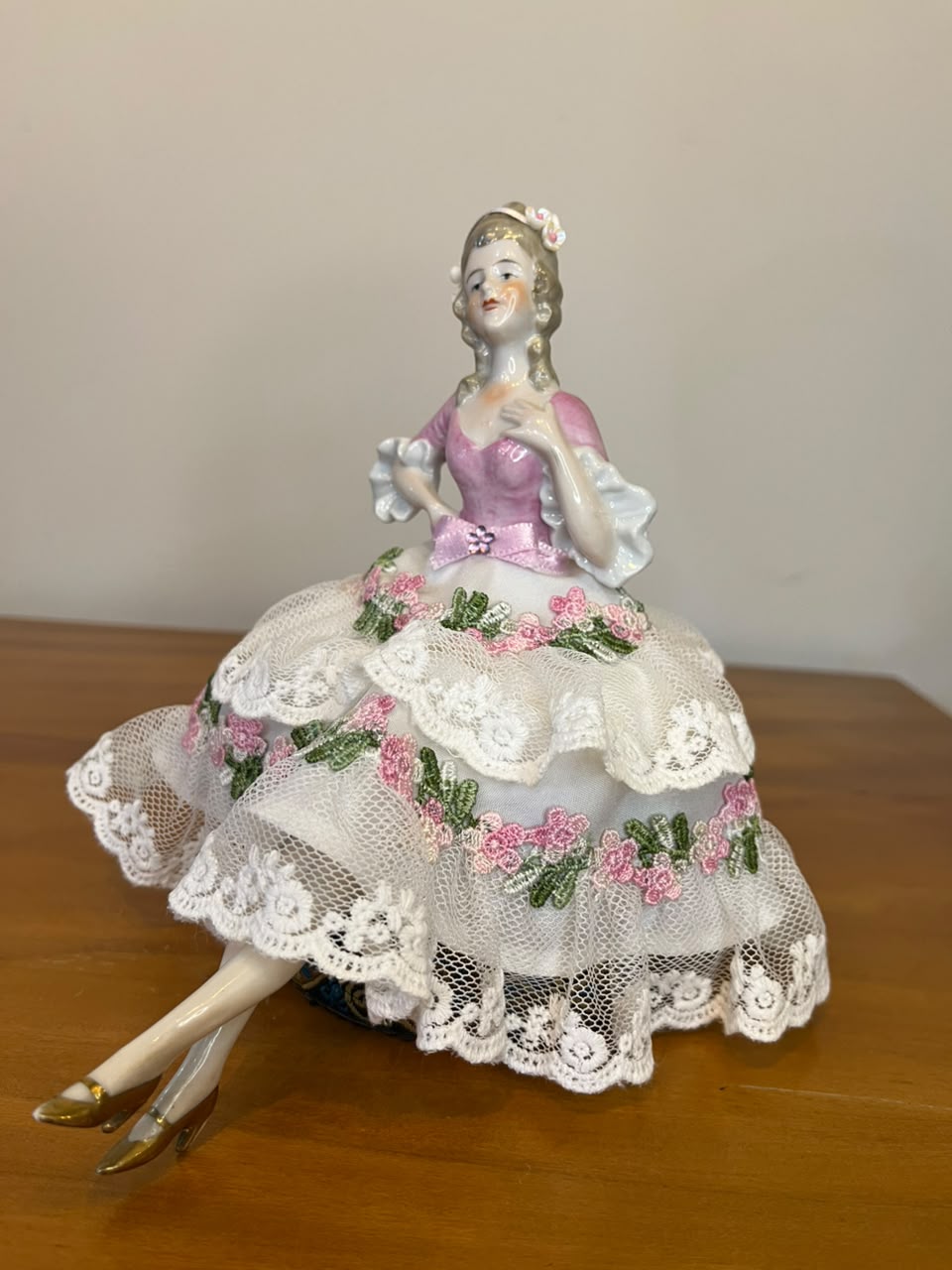 Dama decorativa em porcelana com vestido rendado e bordados florais – 18 cm