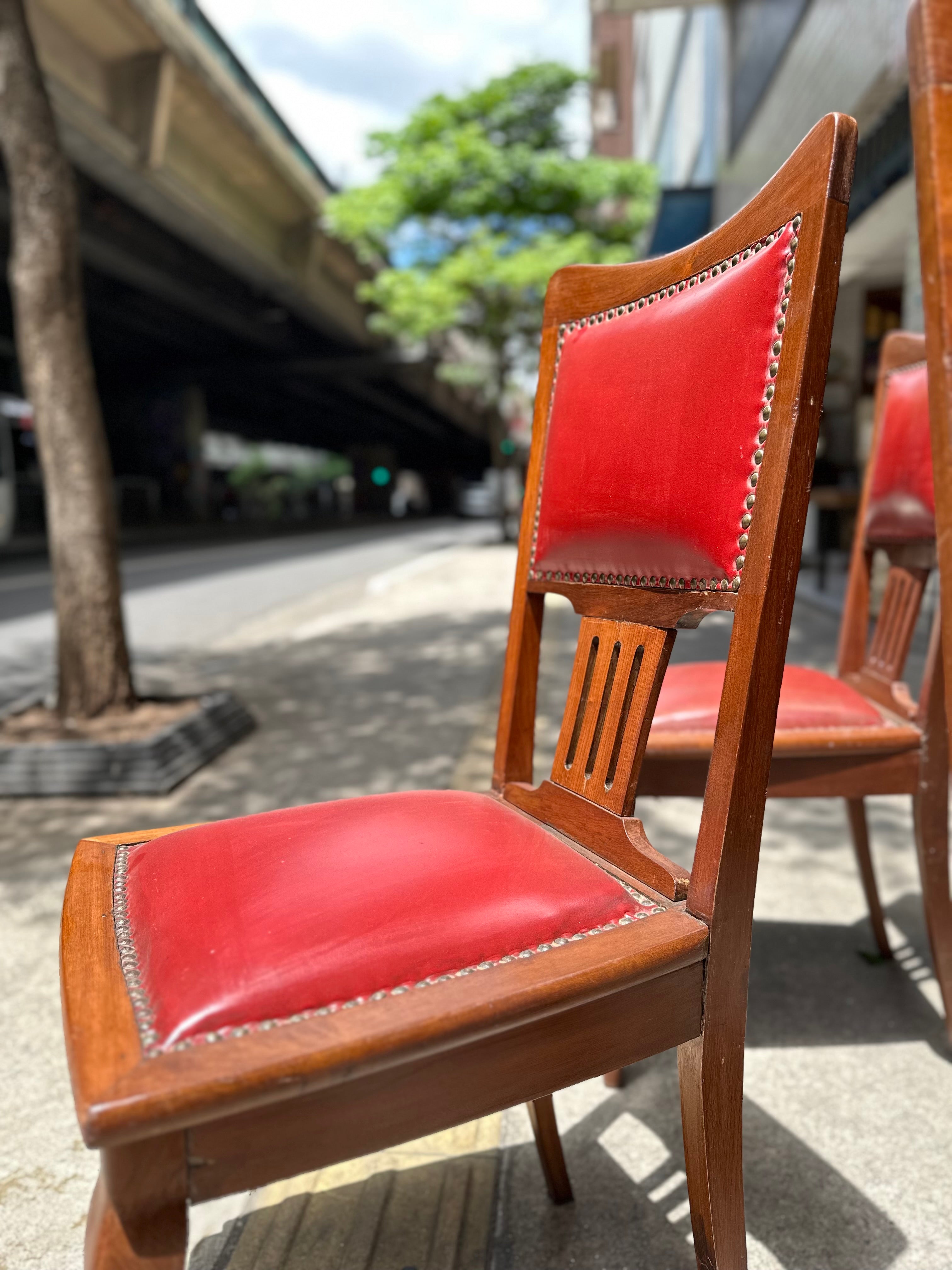 Conj. 4 cadeiras Imbuia em estofado vermelho (estrutura restaurada) 