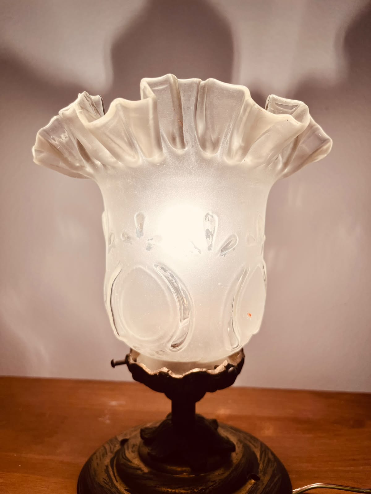 Abajur Antigo Art Nouveau com cúpula de Tulipa em vidro fosco