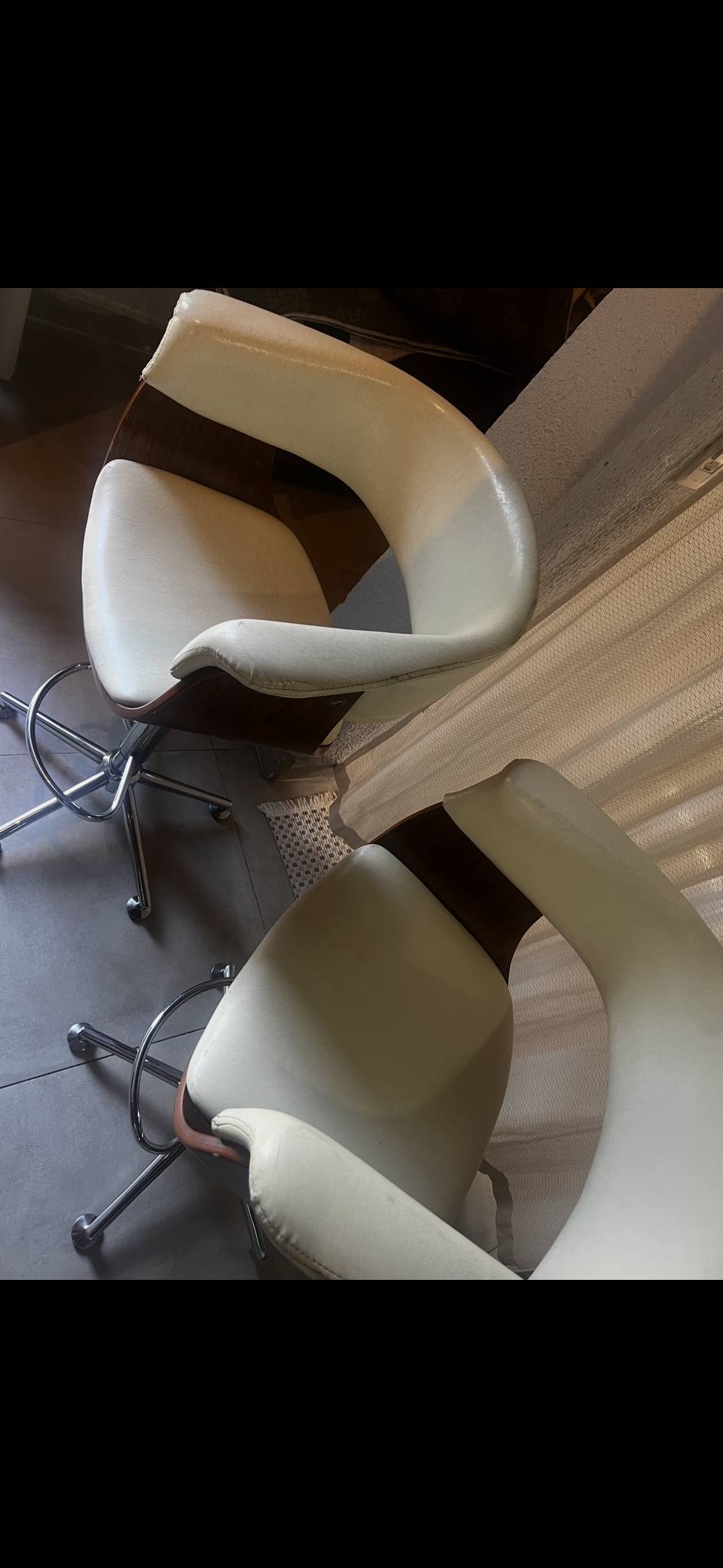 Poltronas bistrô / Banco Alto giratório em estofado claro e pés em metal 