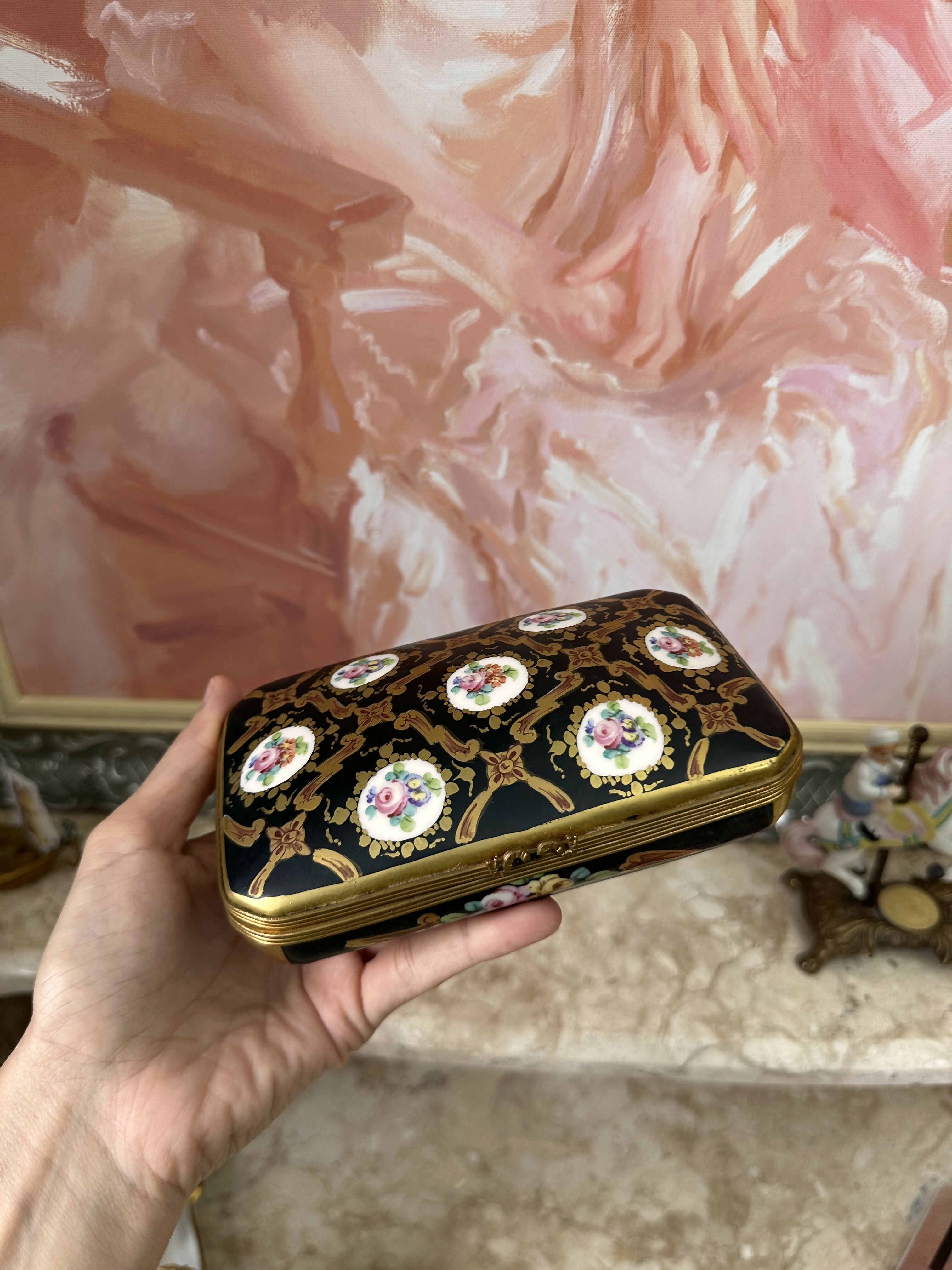 Espetáculo e maravilhosa antiga caixa porta-joias de porcelana francesa toda pintada à mão com flores delicadas