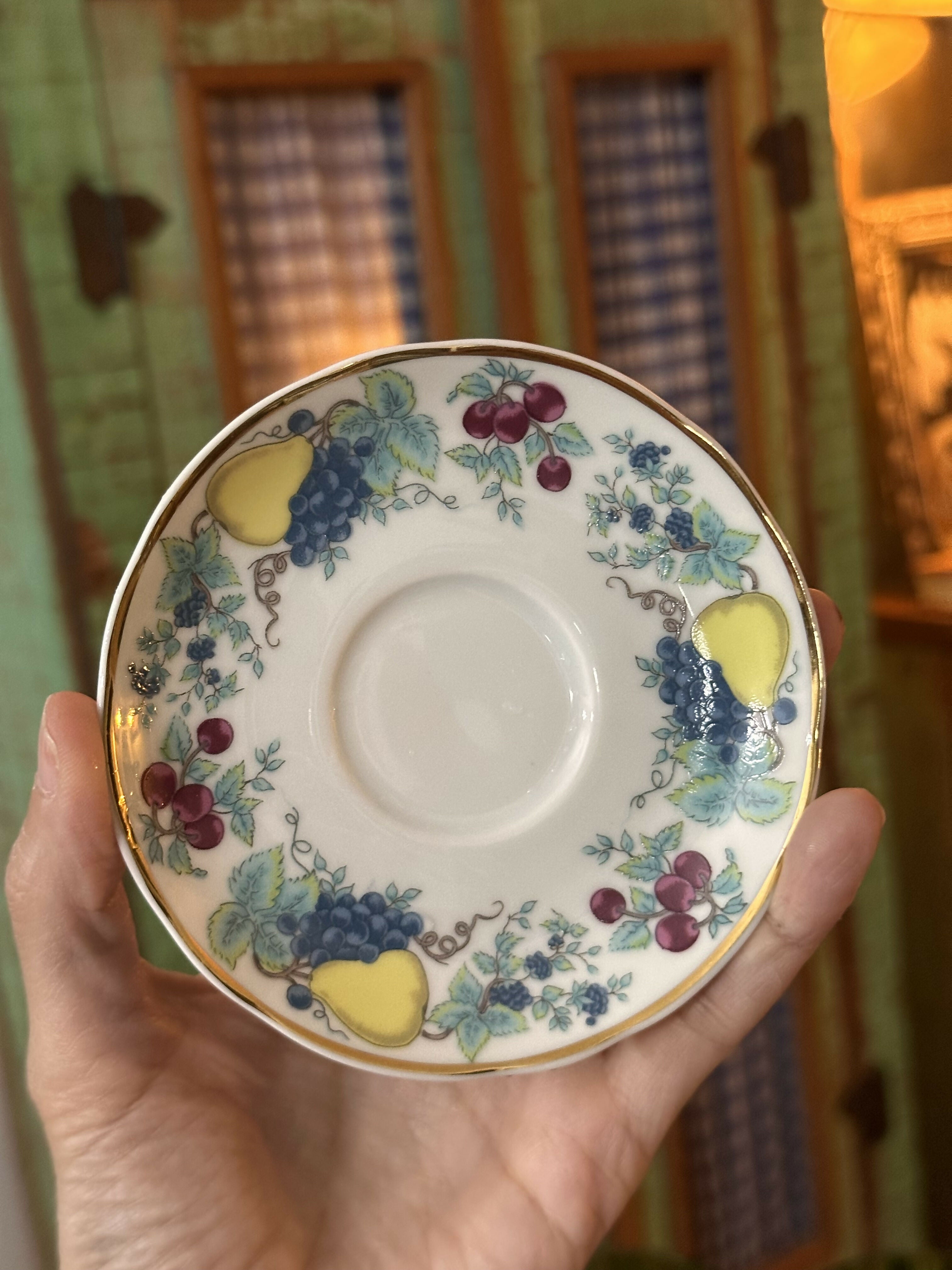 Maravilhoso jogo de xícaras de café vintage Schmidt de frutinhas com bordas em ouro - 12 peças