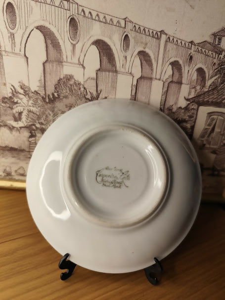 Pequena xícara de chá com pires em porcelana fina Cerqueira Leite